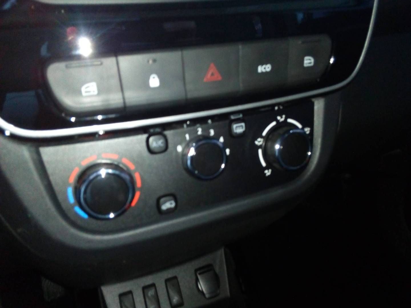 Fahrzeugabbildung Dacia Spring Essential CCS- Anschluss