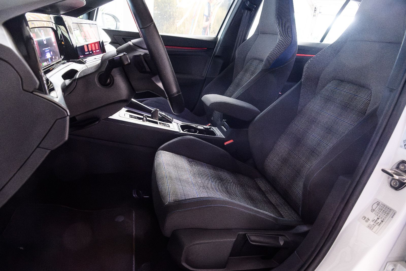 Fahrzeugabbildung Volkswagen Golf VIII Lim. GTE eHybrid +DSG+Navi+ACC
