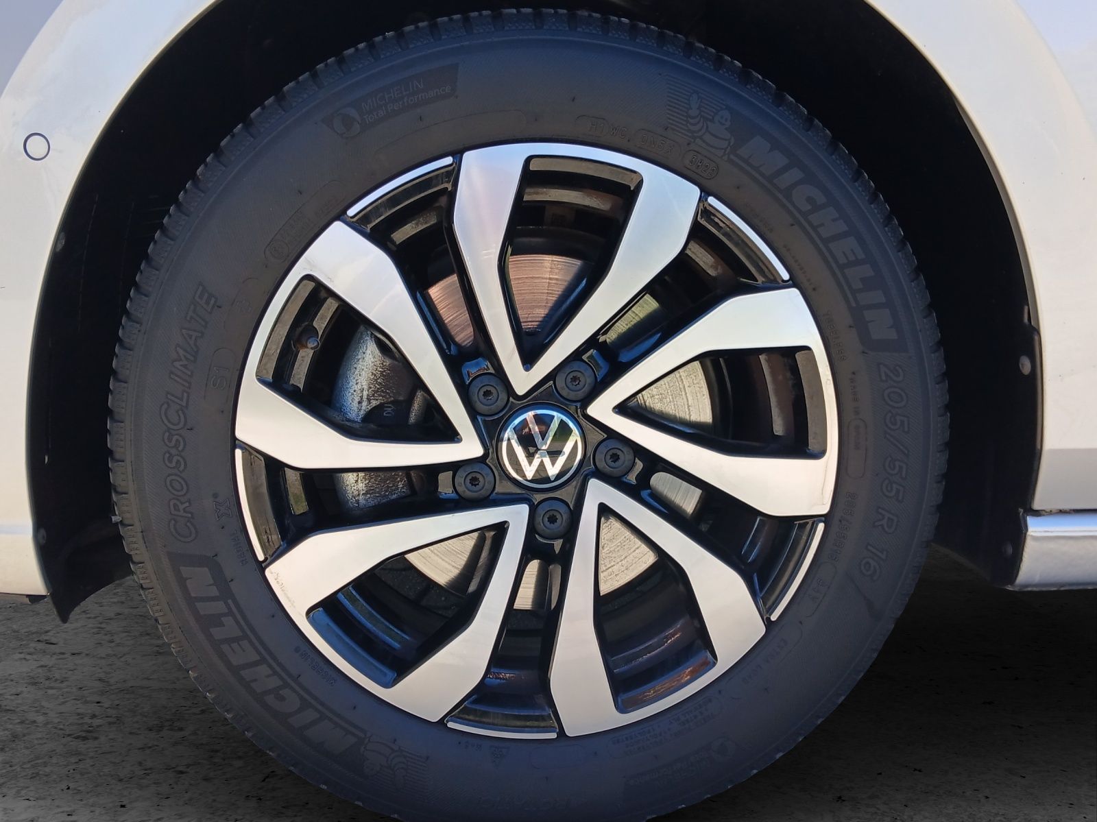 Fahrzeugabbildung Volkswagen Golf VIII TSI Active Standhzg. LEDplus Navi AID