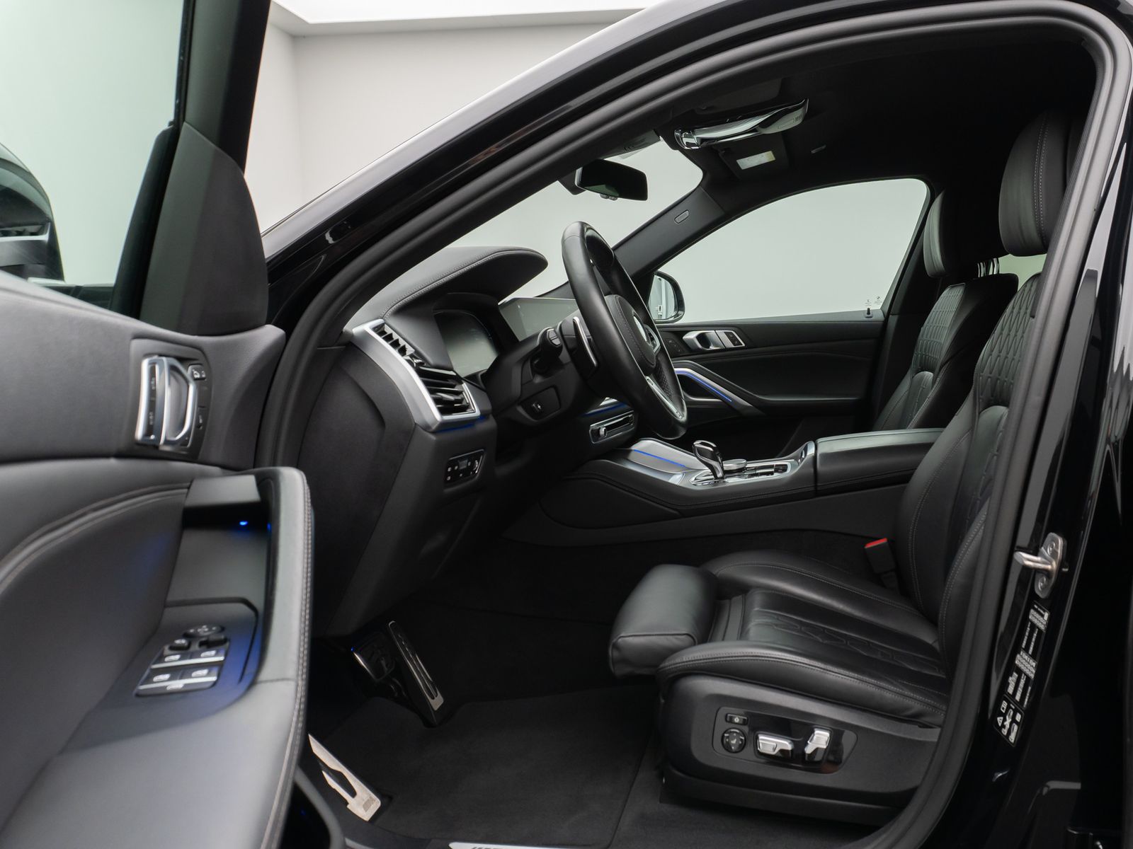 Fahrzeugabbildung BMW X6 xD30d M Sport DAB 360°DisplKey AHK Alarm 22"