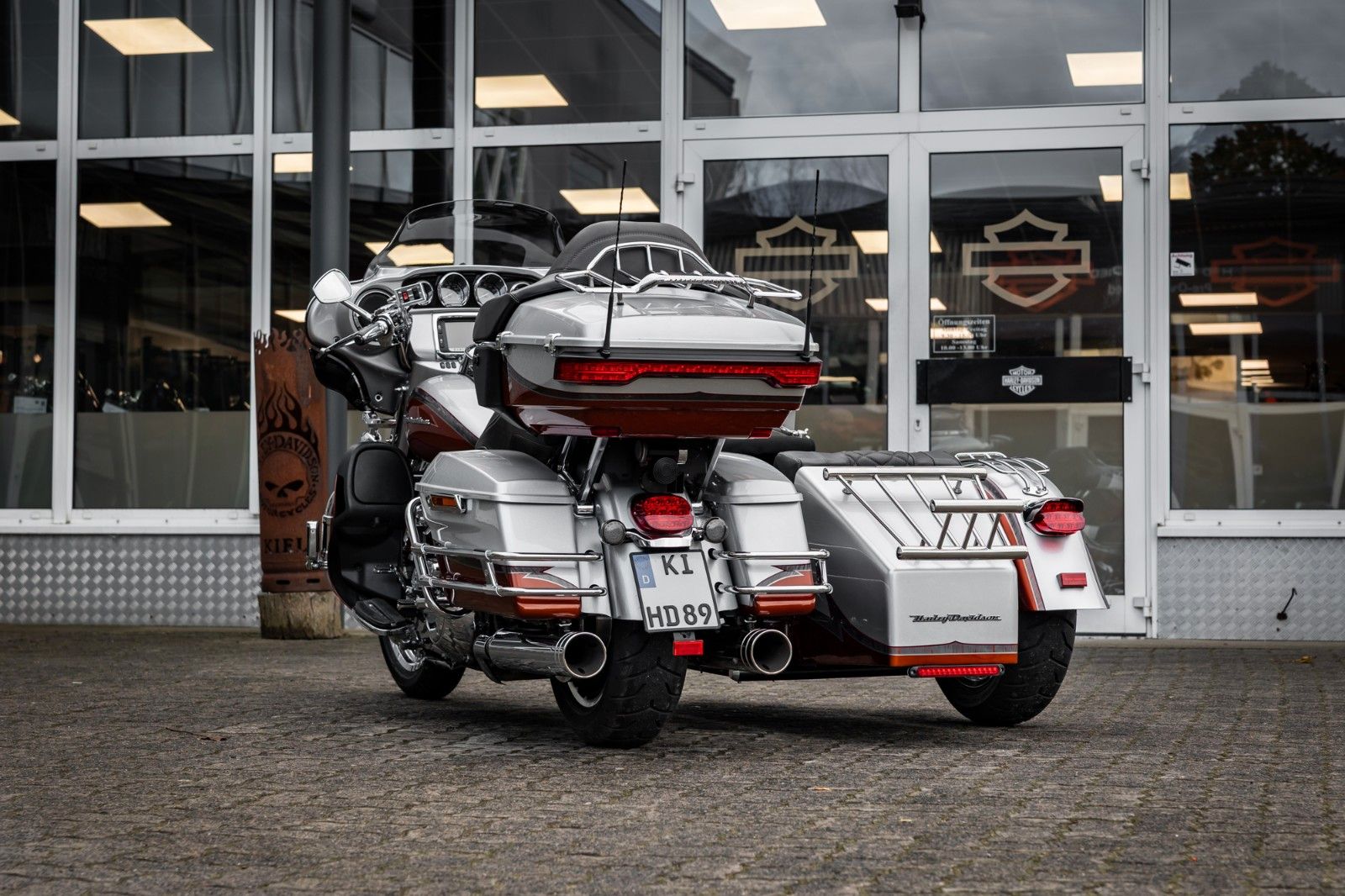 Fahrzeugabbildung Harley-Davidson FLHTKSE CVO E-Glide - V-Triebwerk Gespann