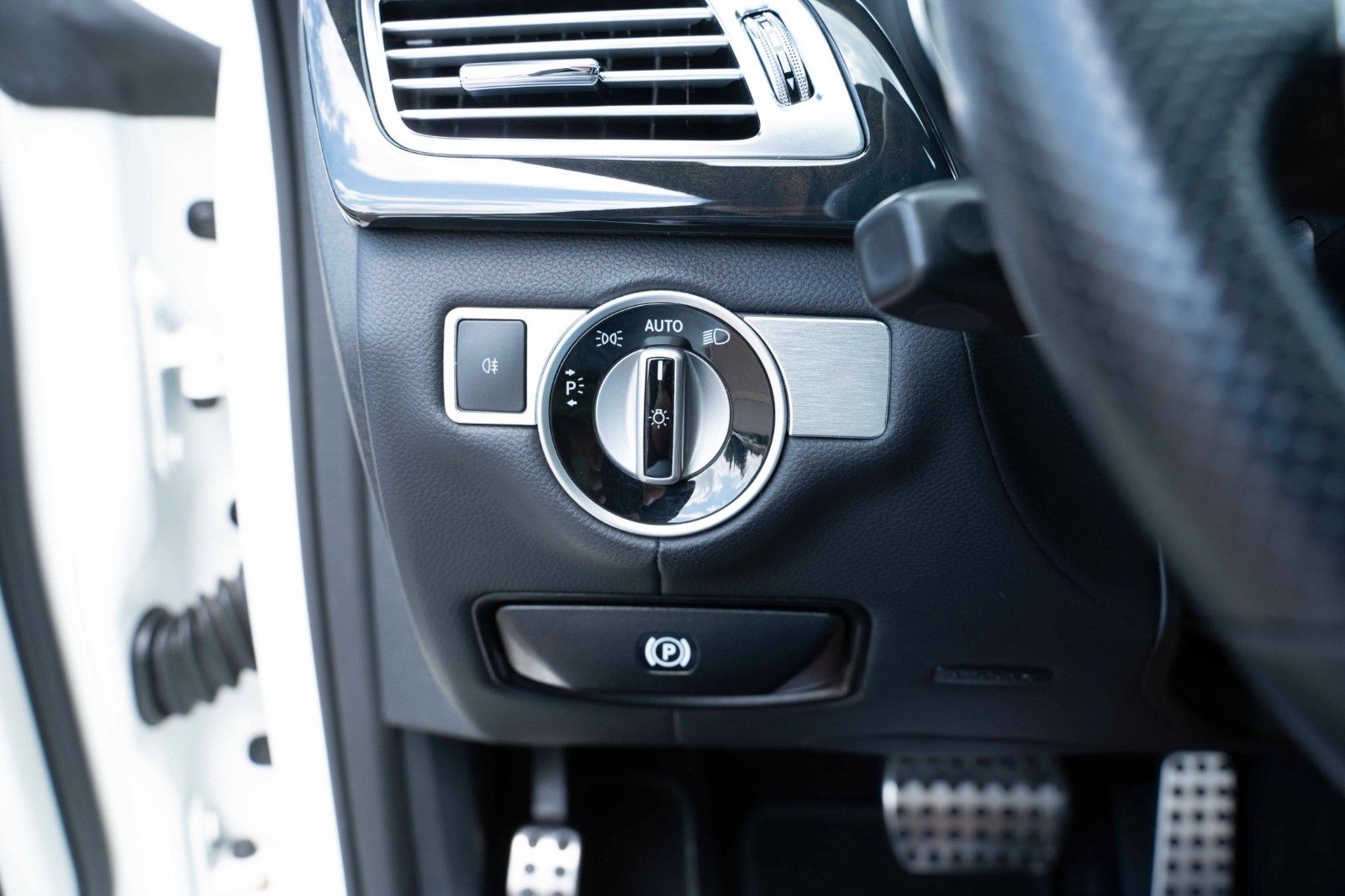 Fahrzeugabbildung Mercedes-Benz CLS 500 AMG XENON PANO LEDER MEMORY 19" TEL H&K