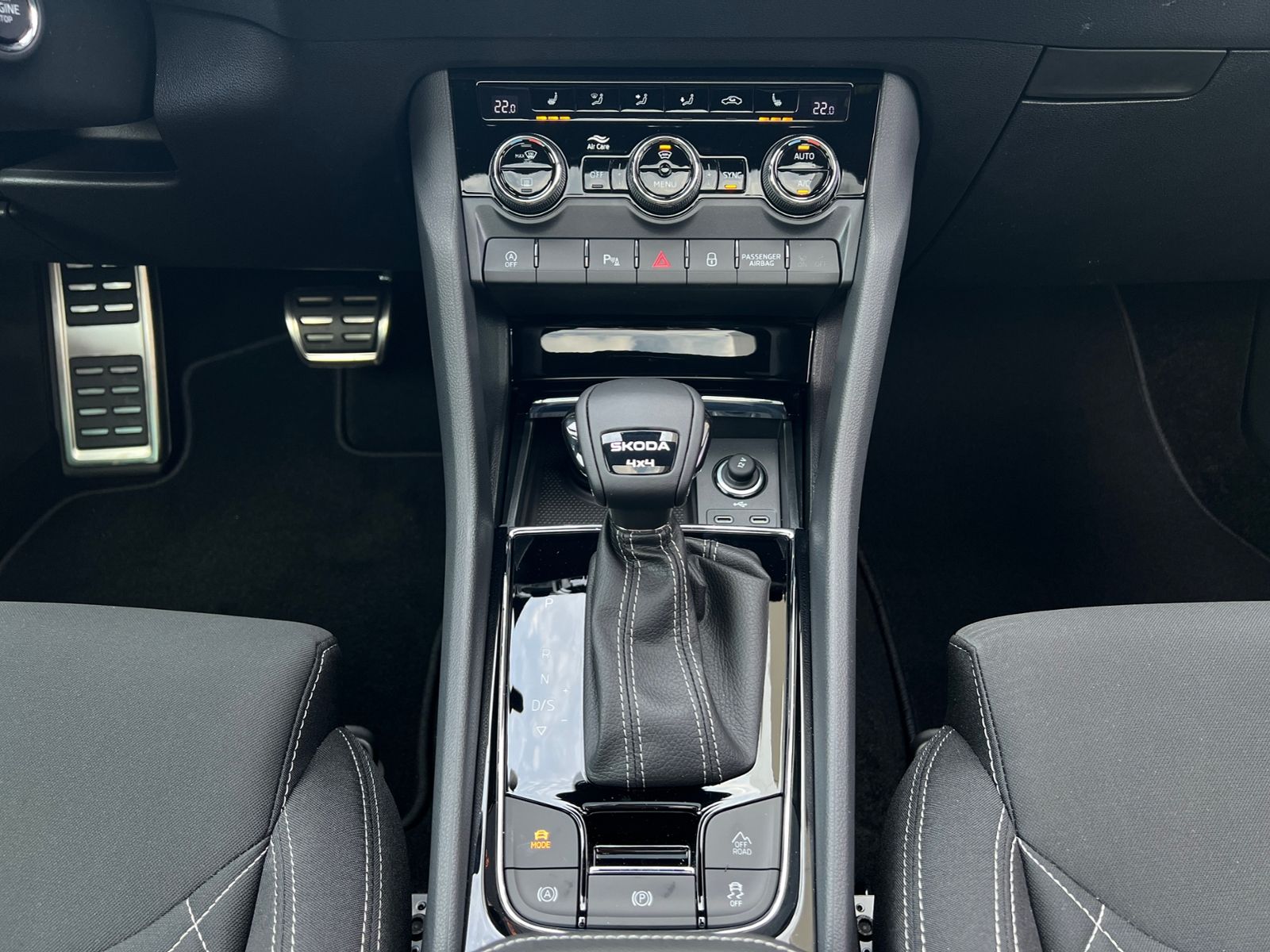 Fahrzeugabbildung SKODA Karoq Sportline 2.0 TSI 4x4 DSG *Panorama, AHK,