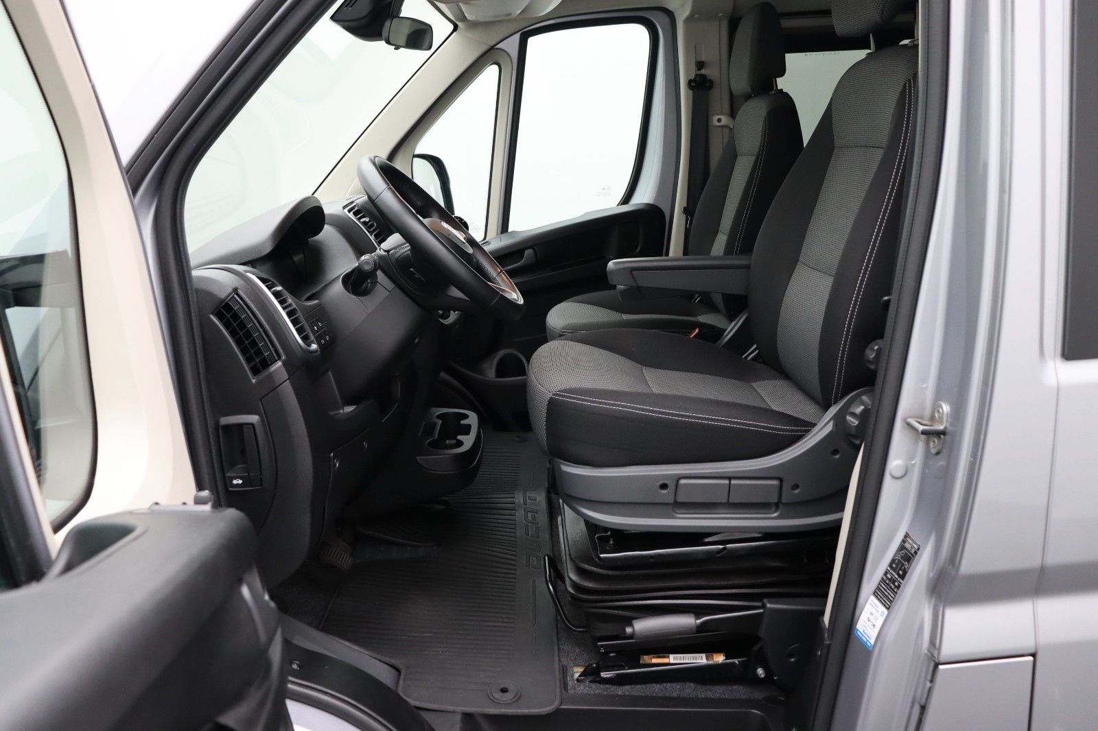 Fahrzeugabbildung Fiat Ducato 30 L1H1 2.2 Panorama - Komfort-Fahrersitz