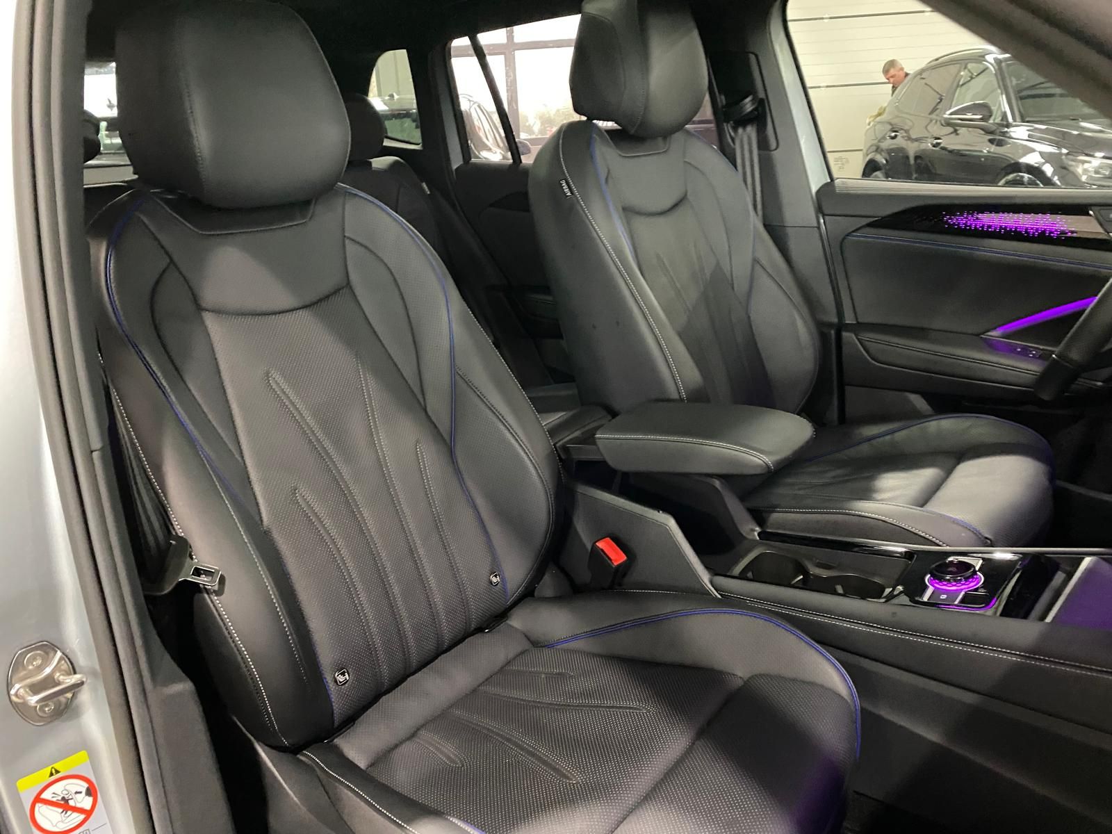 Fahrzeugabbildung Volkswagen Tiguan 2.0 TDI 4M R-Line/Leder/Pano/Matrix/AHK/