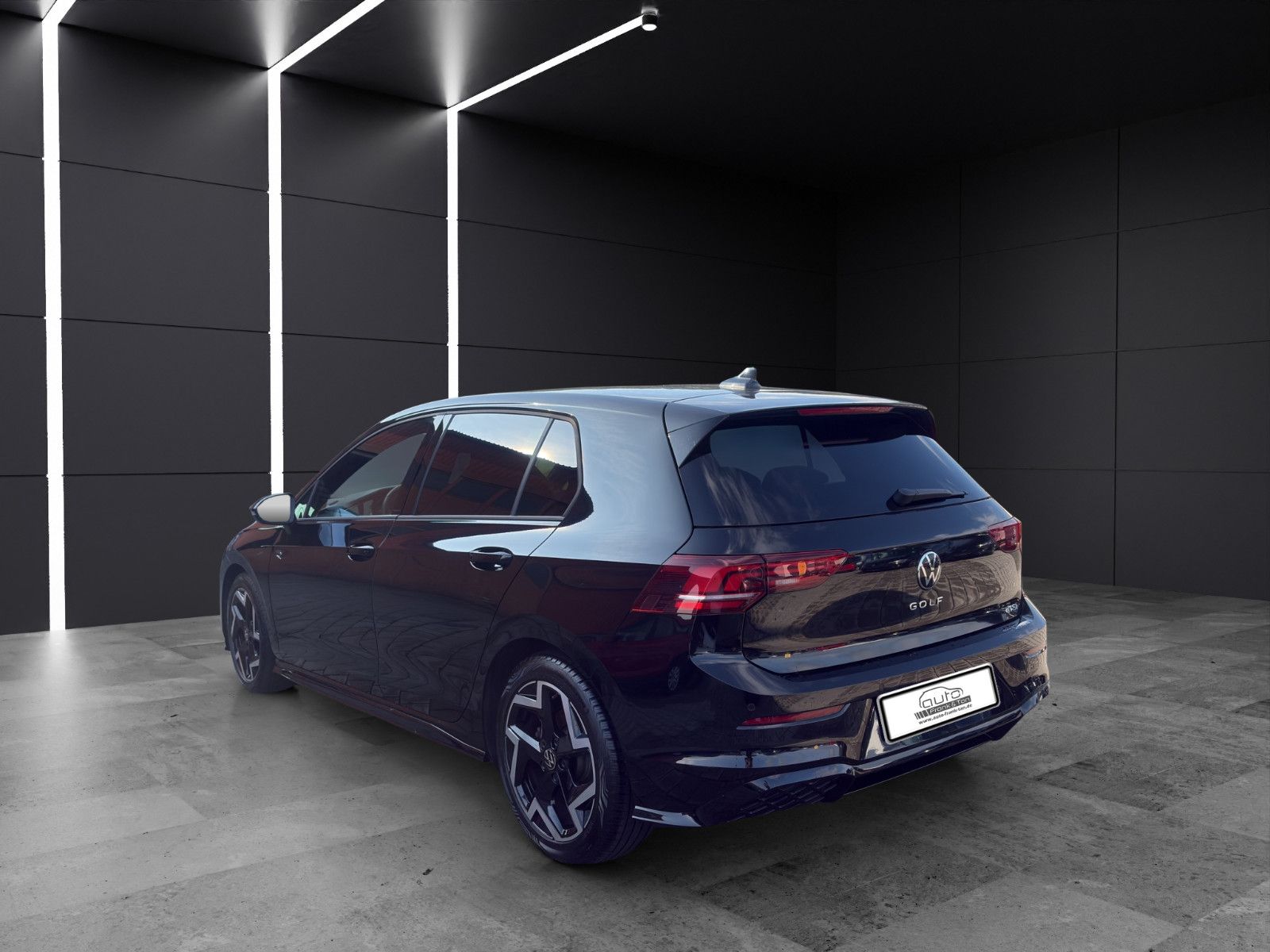 Fahrzeugabbildung Volkswagen Golf VIII R-Line/ACC/Navi/Ambiente/Apple CarPlay