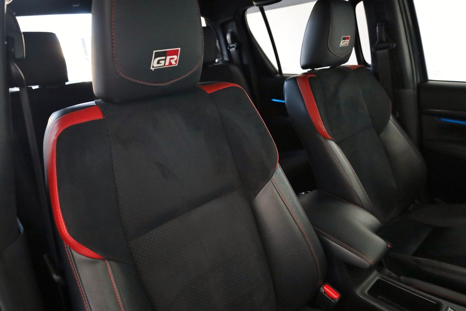 Fahrzeugabbildung Toyota Hilux 2.8 D-4D GR Sport,Alcantara,ACC,Rollo, AHK