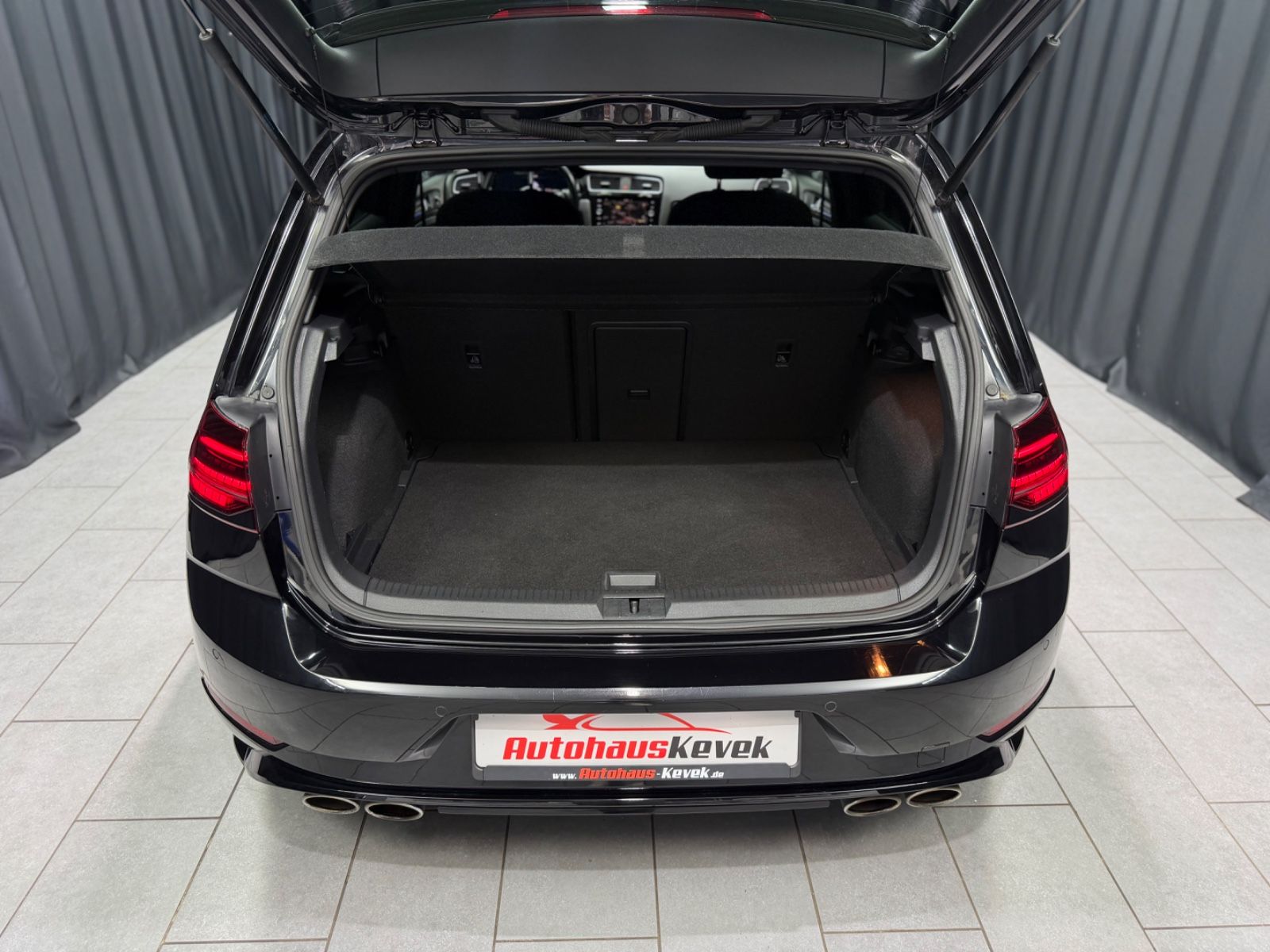 Fahrzeugabbildung Volkswagen Golf VII 2.0 R 4Motion |DSG|VIRTUAL|2.HAND