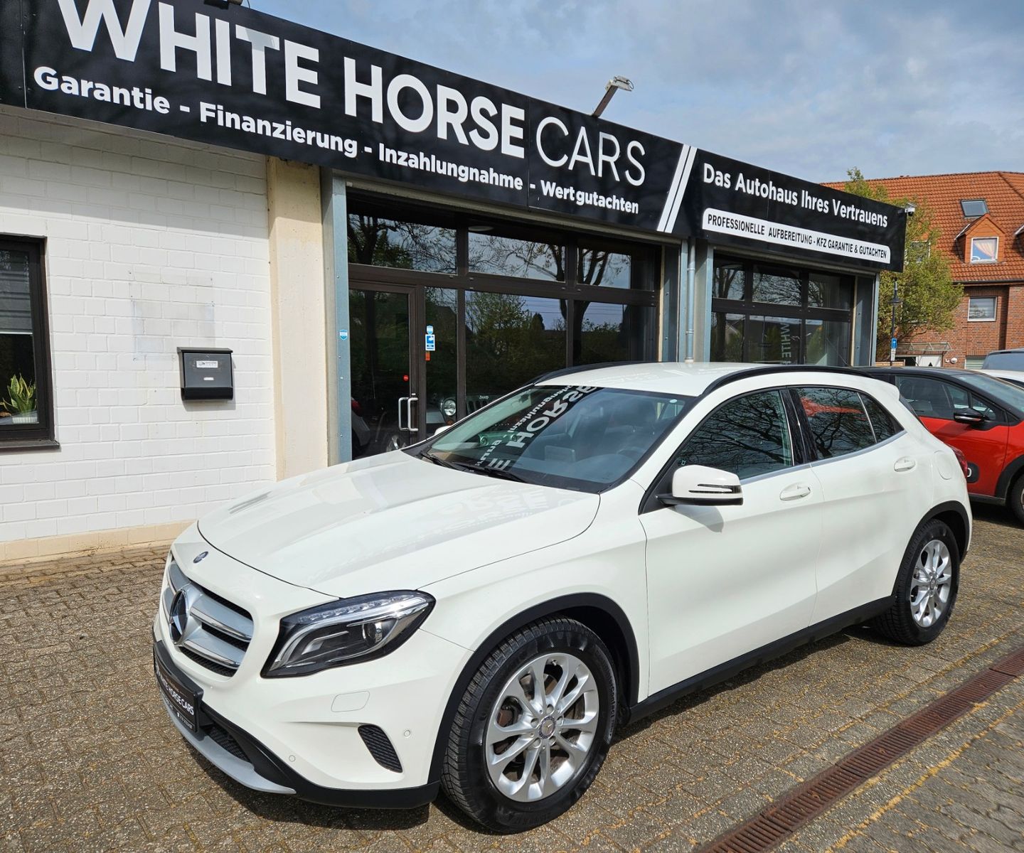 MERCEDES-BENZ GLA 180 AUTOMATIK LEDER NAVI KAMERA WERKGARANTIE