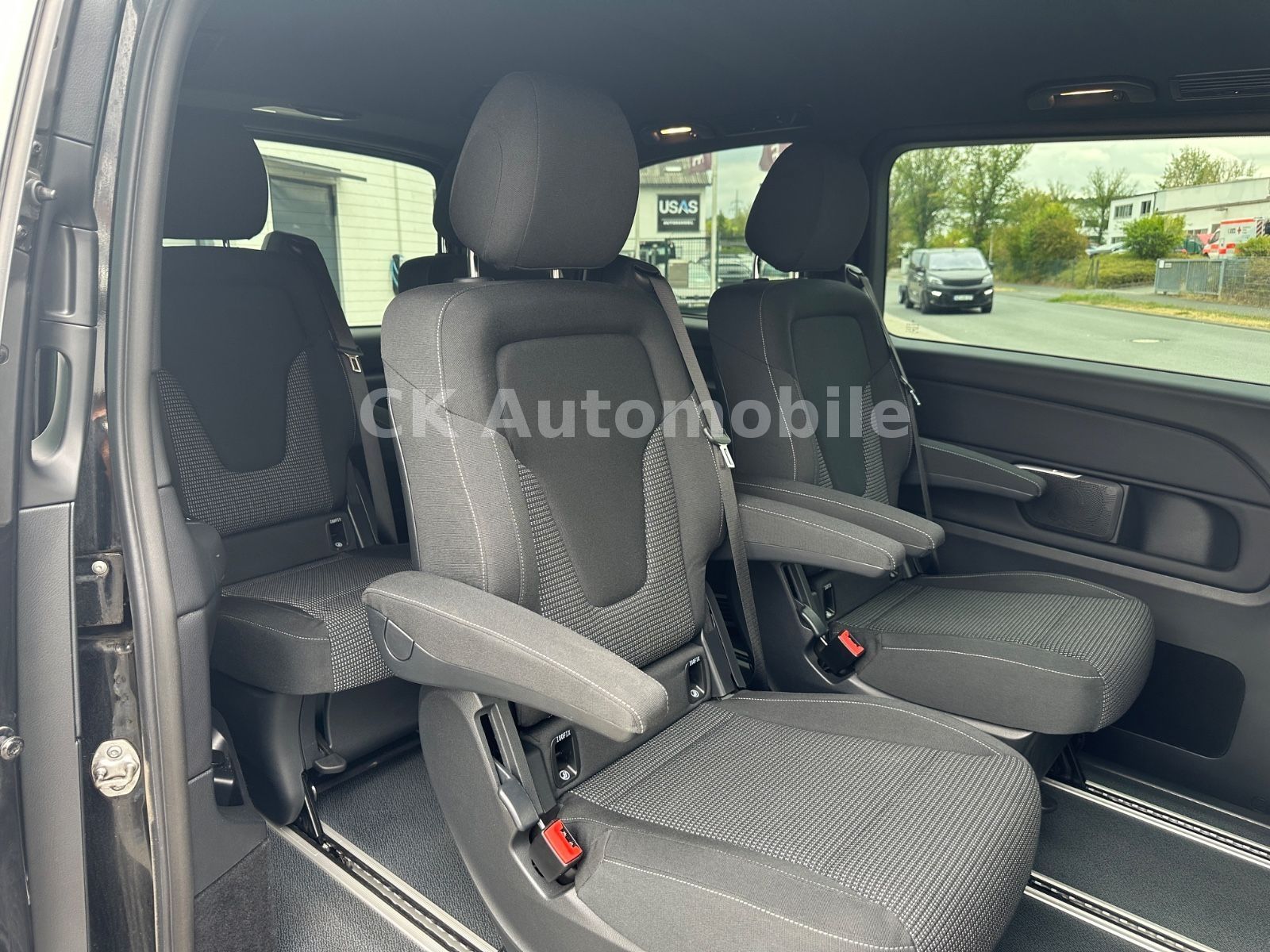 Fahrzeugabbildung Mercedes-Benz V 250d Edition 4MATIC Kompakt AMG-Line / 6 Sitze