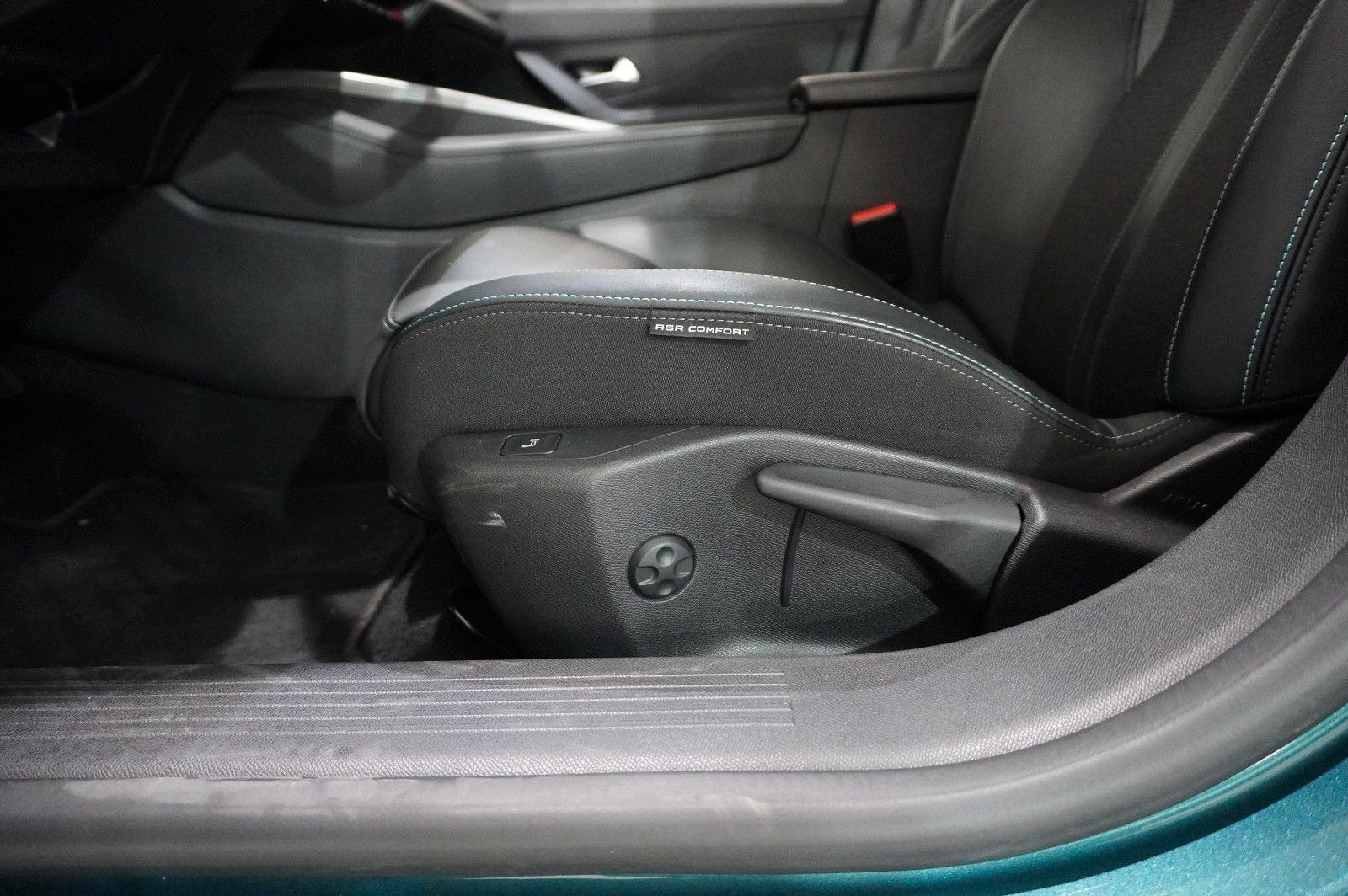 Fahrzeugabbildung Peugeot 308 SW 1.2 HYBRID ALLURE DSC NAVI/LED/KAMERA/DAB