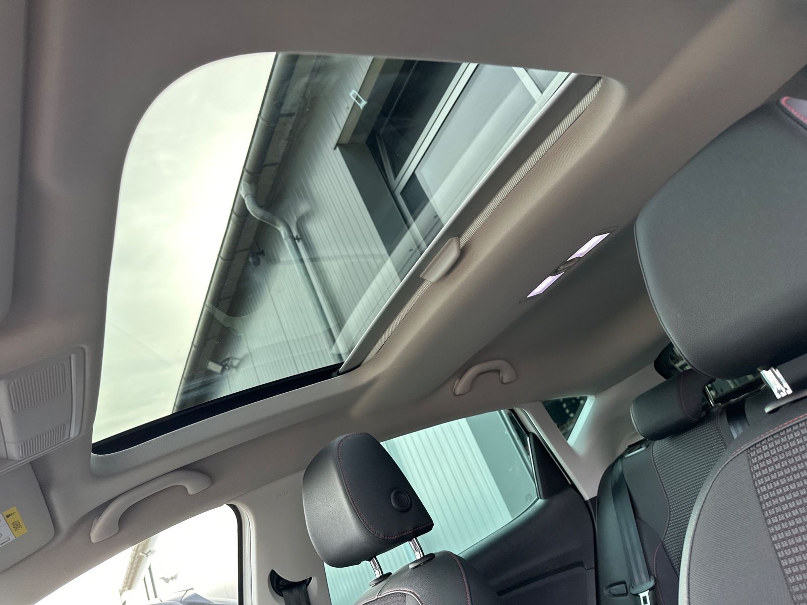 Fahrzeugabbildung SEAT Leon 1.5 TSI FR NAV+LED+SHZ+PANO+DAB+BEATS+18Zo