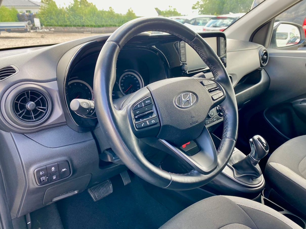 Fahrzeugabbildung Hyundai i10 1.0 Automatik KLIMA SITZ+LRHZ ALLWETTER PDC