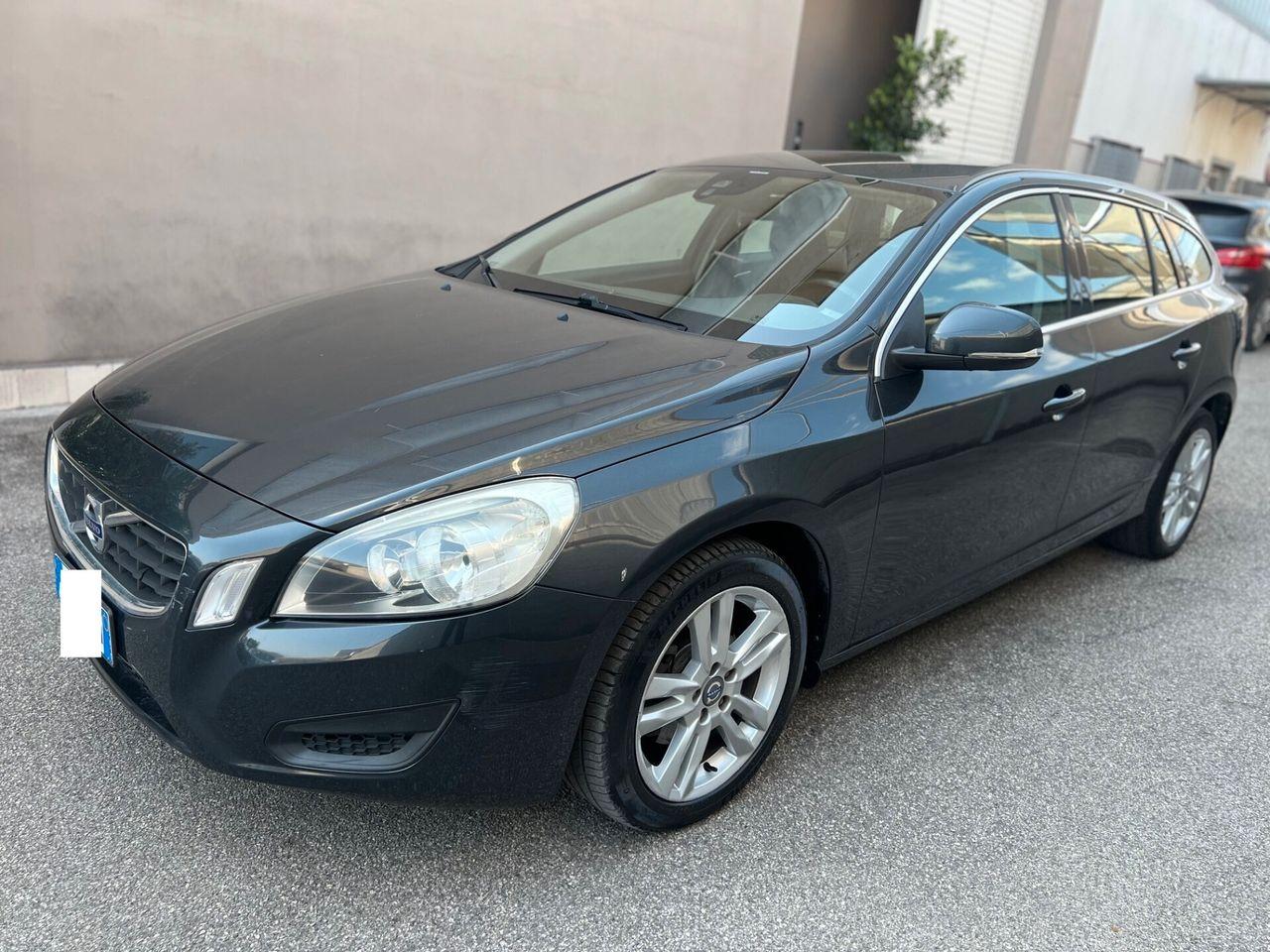 Volvo V60 2012 — interior