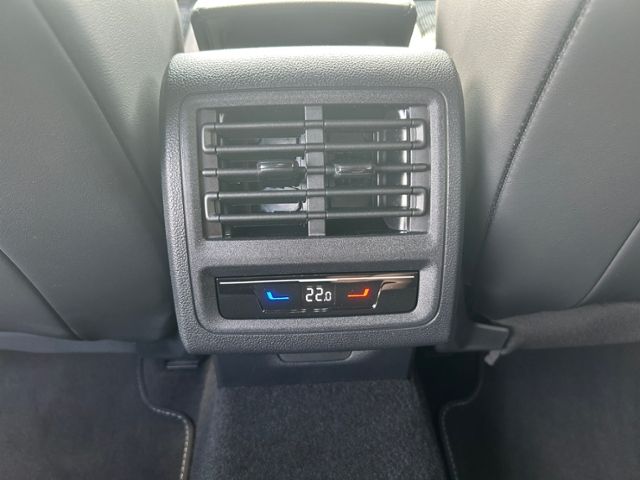 Fahrzeugabbildung Volkswagen Golf R-Line 1.5 eTSI 150 PS DSG NAVI LED RFK