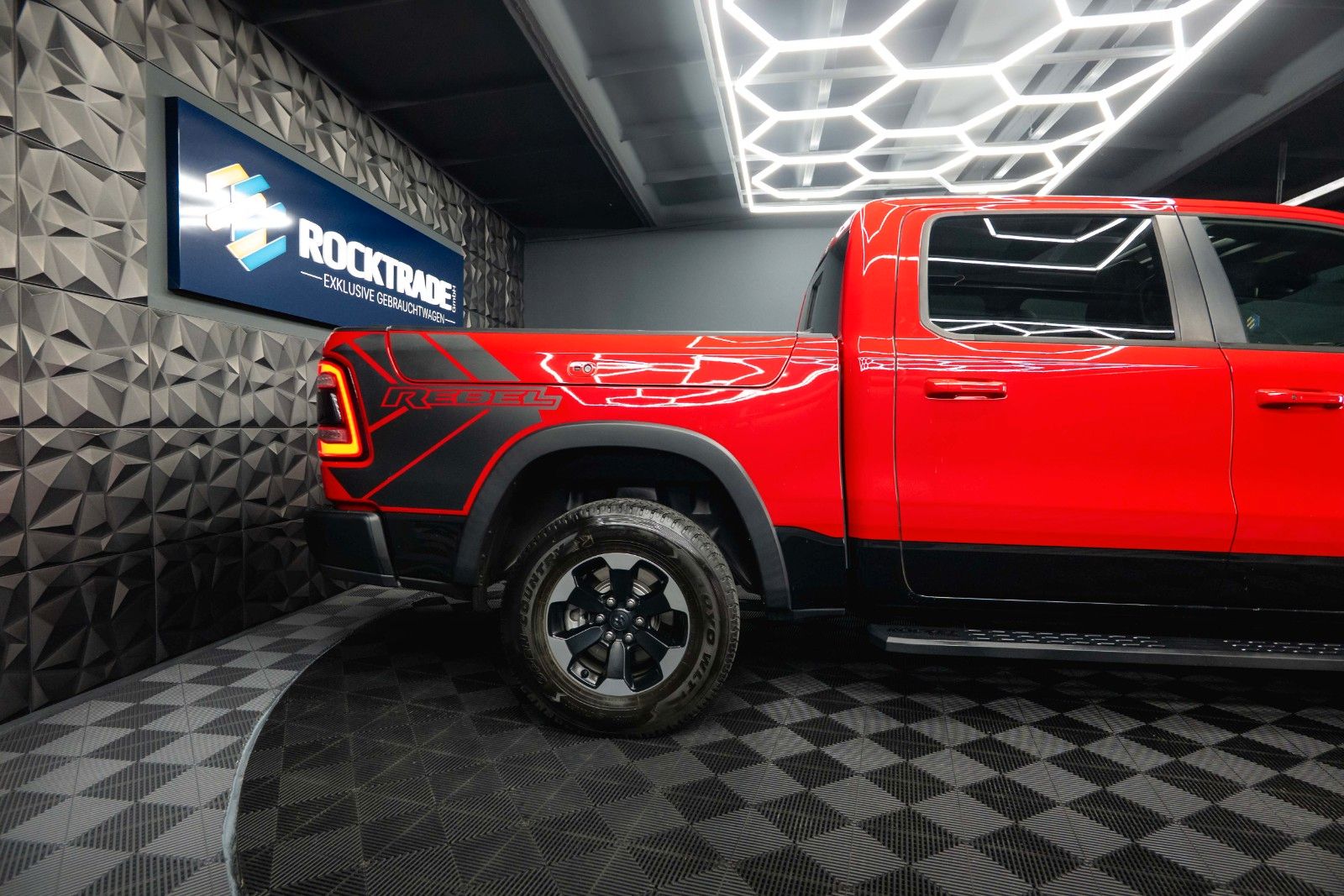 Fahrzeugabbildung Dodge RAM 5.7 V8 HEMI 4x4 REBEL AXLE LOCK LPG Pano ACC