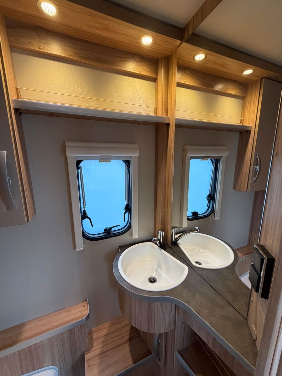 Fahrzeugabbildung HYMER / ERIBA / HYMERCAR Eriba Nova Light 425