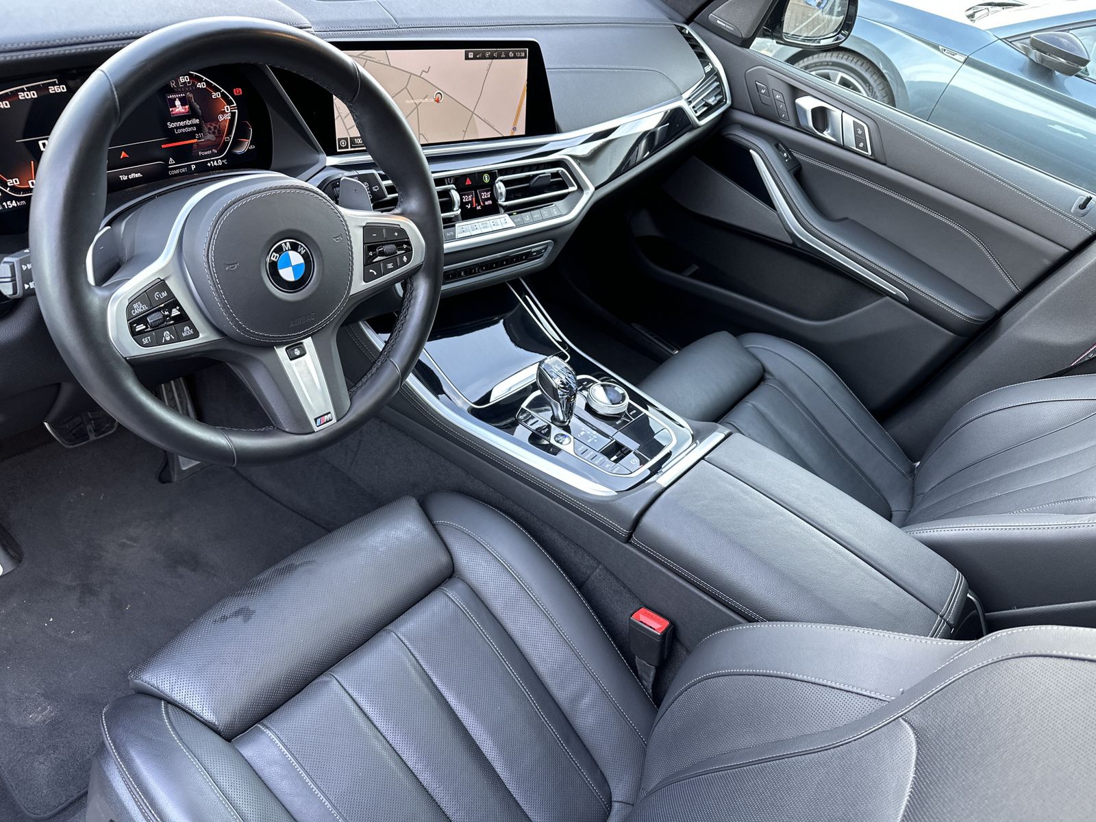 Fahrzeugabbildung BMW X5 M50i NAV+LASER+AHK+HEAD-UP+22ZO+PANO+360GRAD