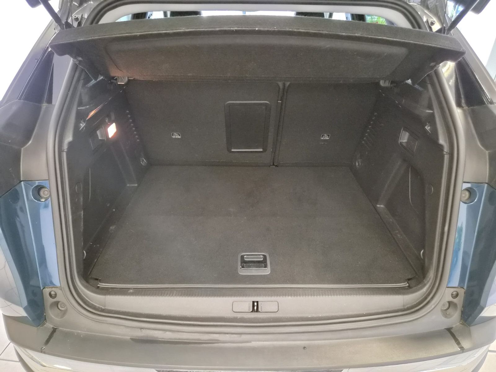 Fahrzeugabbildung Peugeot 3008 Hybrid 225 Roadtrip / LED/KAMERA/GARANTIE