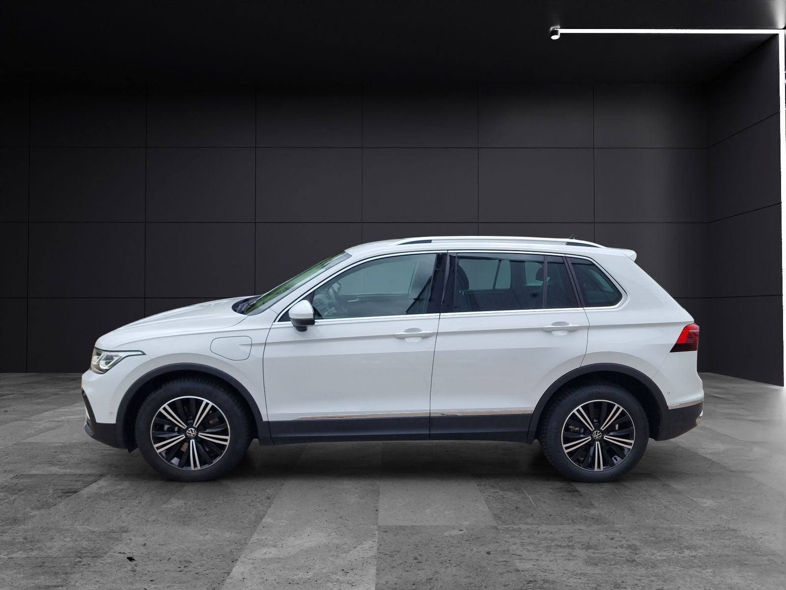 Fahrzeugabbildung Volkswagen Tiguan Elegance eHybrid DSG IQ.Light ACC 18" AHK