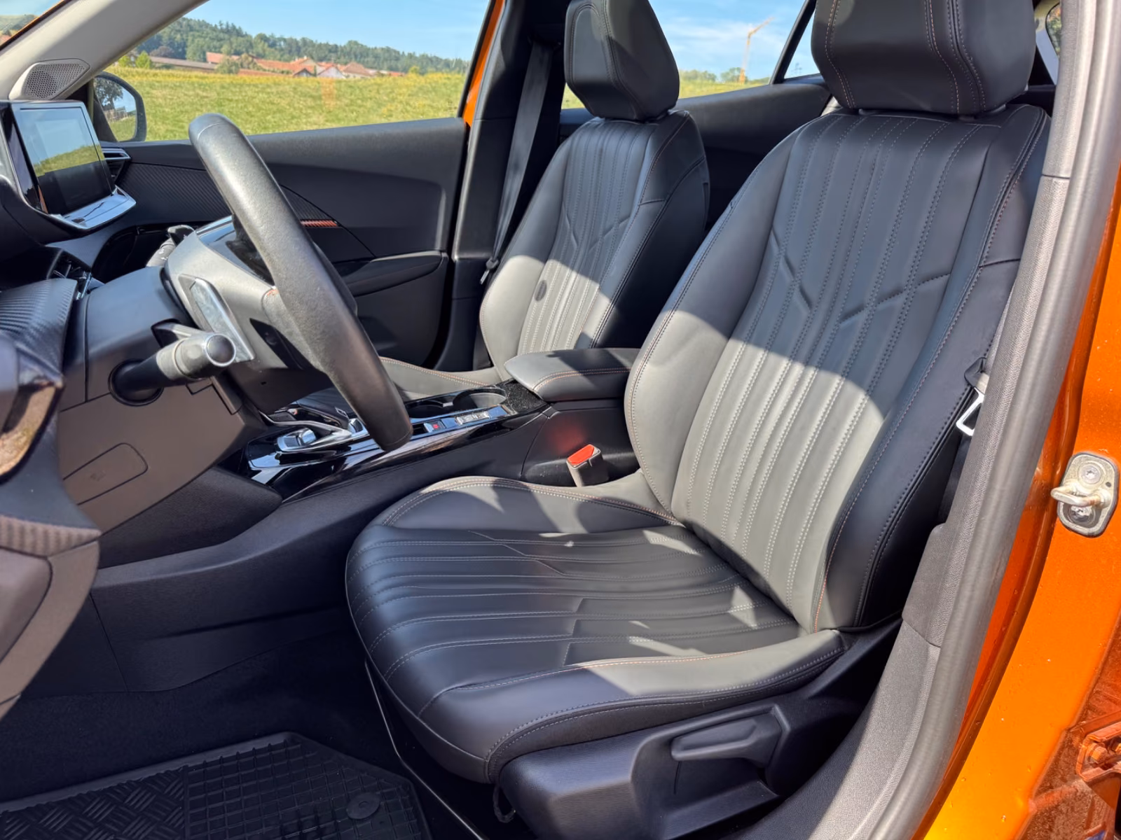 Peugeot 2008 HYBRID 136 e-DSC6 Allure*AUT*PANO*LEDER*