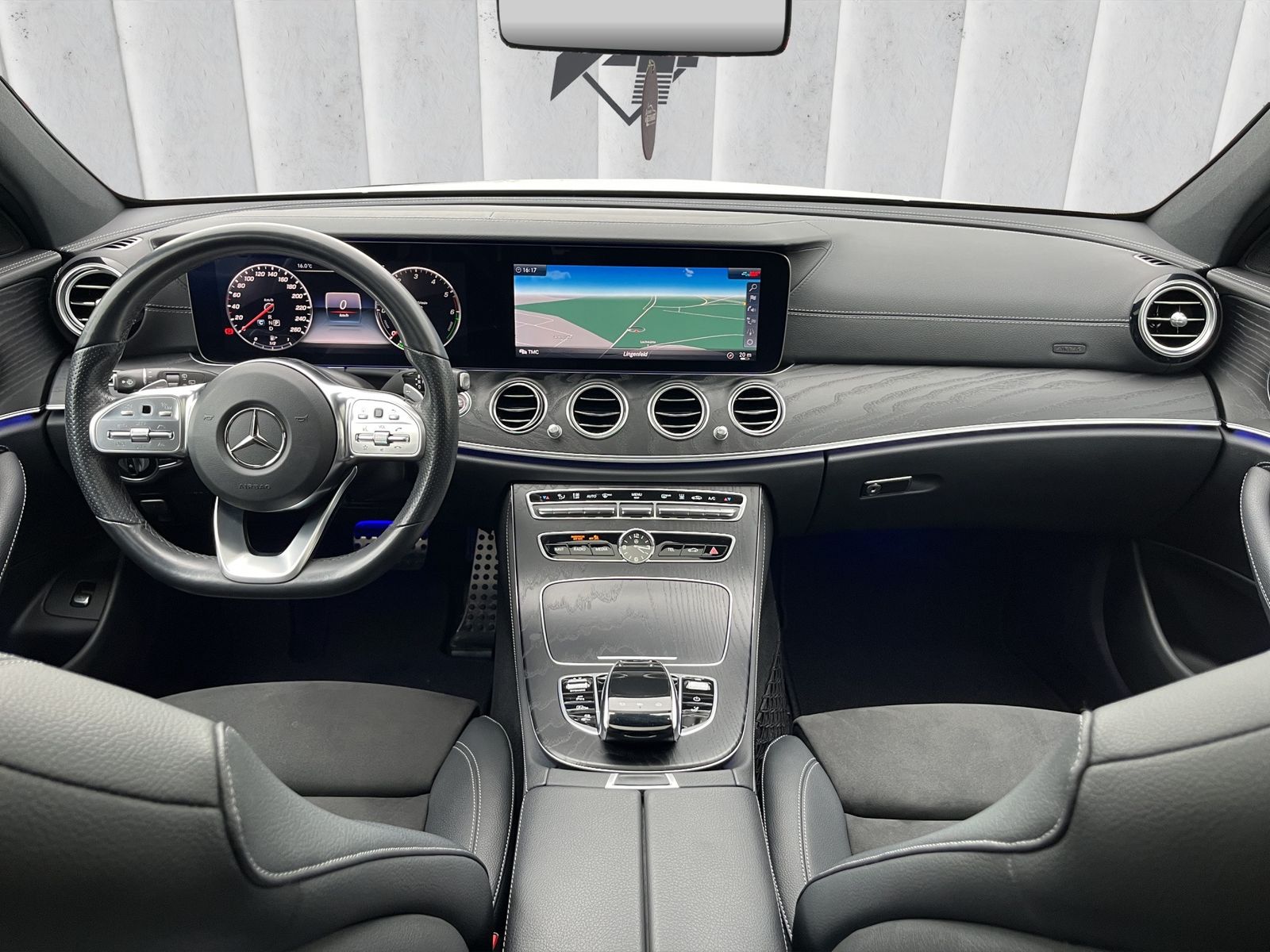 Fahrzeugabbildung Mercedes-Benz E 300 de*AMG Line*LED*ViCo*HUD*SHZ*PDC*Kamera***