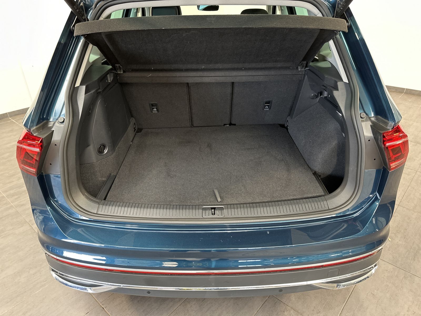 Fahrzeugabbildung Volkswagen Tiguan Elegance eHybrid NAV+LED+AHK+PANO+360°+VC
