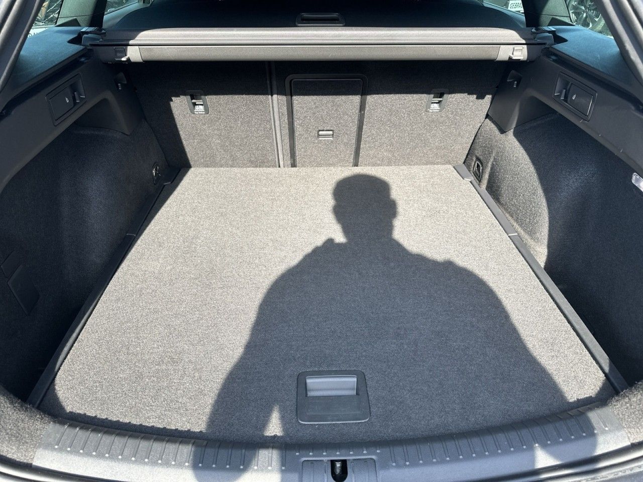 Fahrzeugabbildung CUPRA Leon Sportstourer VZ 2.0 TSI 245 PS 7-Gang-DSG - mit KI generiert/bearbeitet