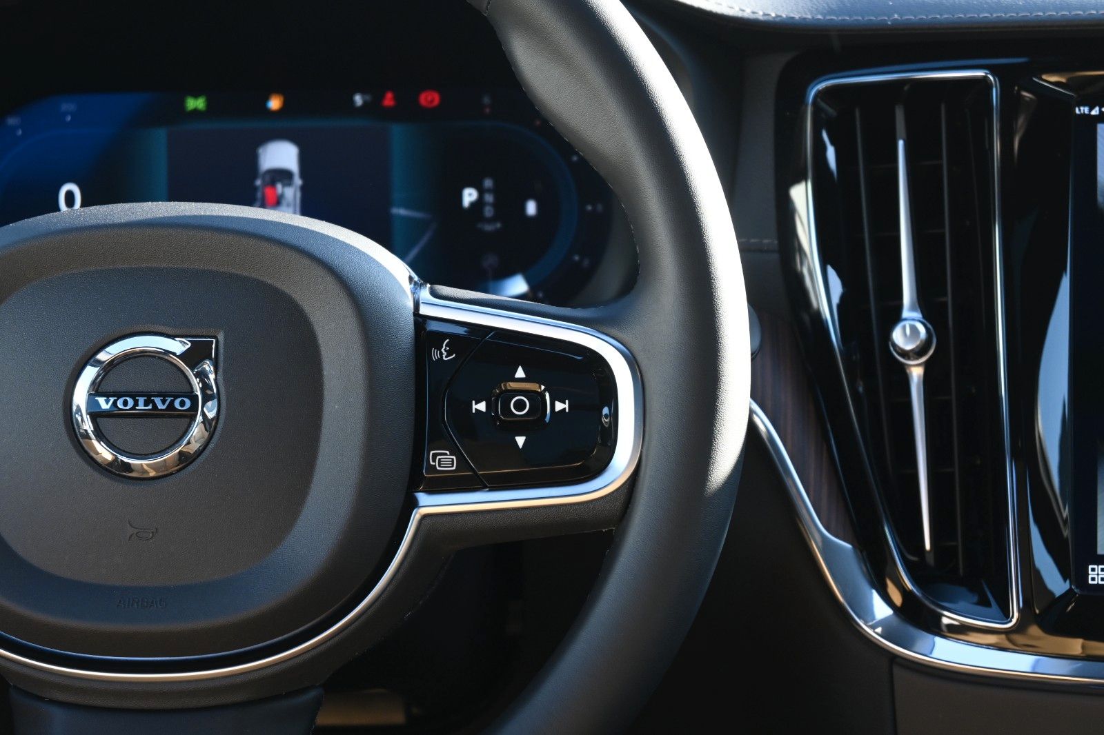 Fahrzeugabbildung Volvo V60 CC B4D AWD Ultimate*LED*PANO*360*H&K*MASSAGE