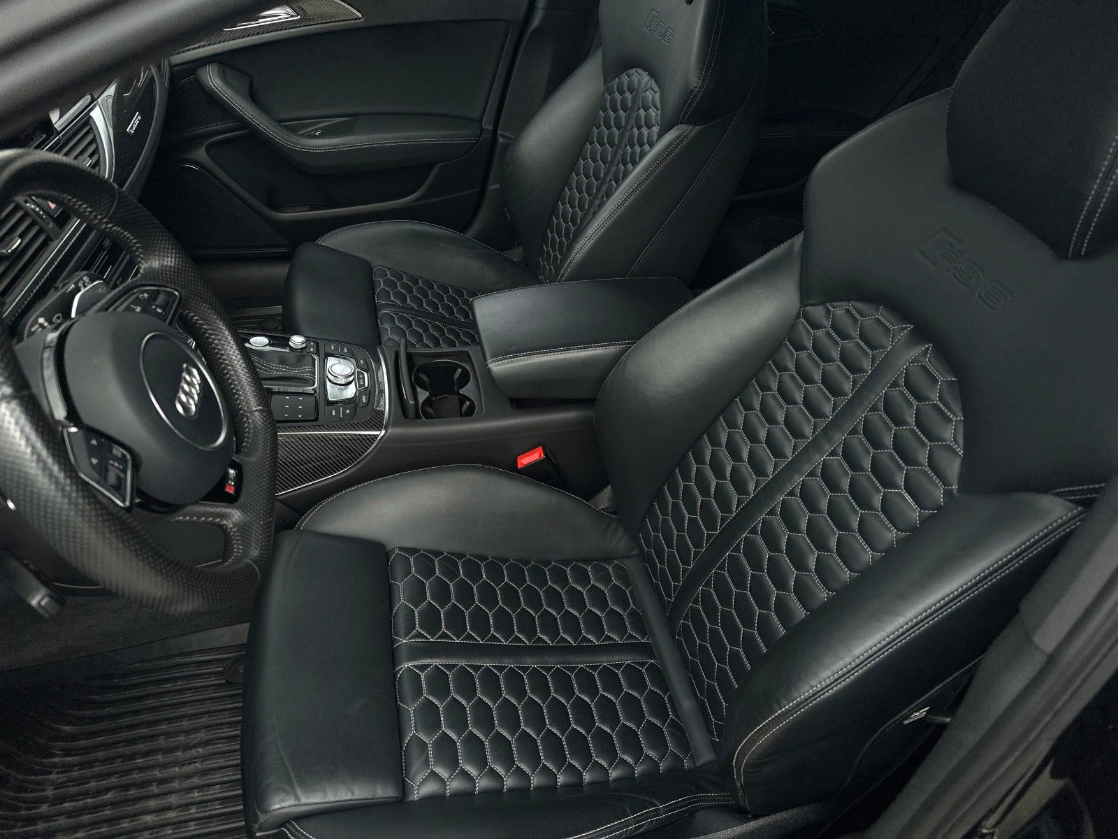 Fahrzeugabbildung Audi RS6 Avant quattro, Sportfahrwerk, 672PS
