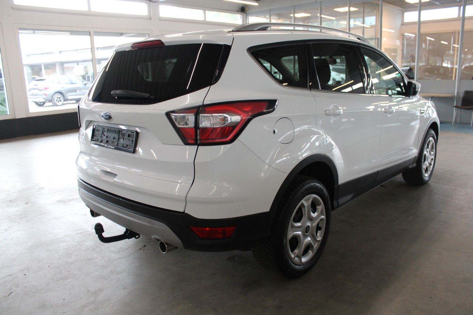 Fahrzeugabbildung Ford Kuga TREND KLIMA AHK WinterPaket Allwetter