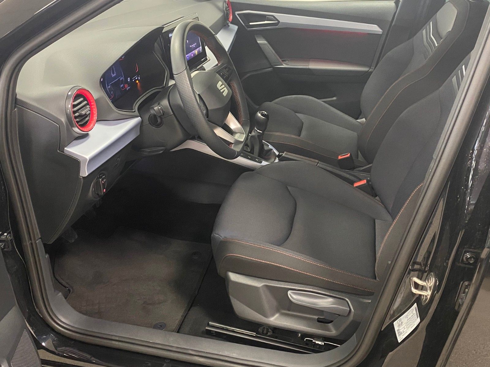 Fahrzeugabbildung SEAT Arona FR 1.0 TSI+NAVIGATION+ALLWETTER+WIRELESS+