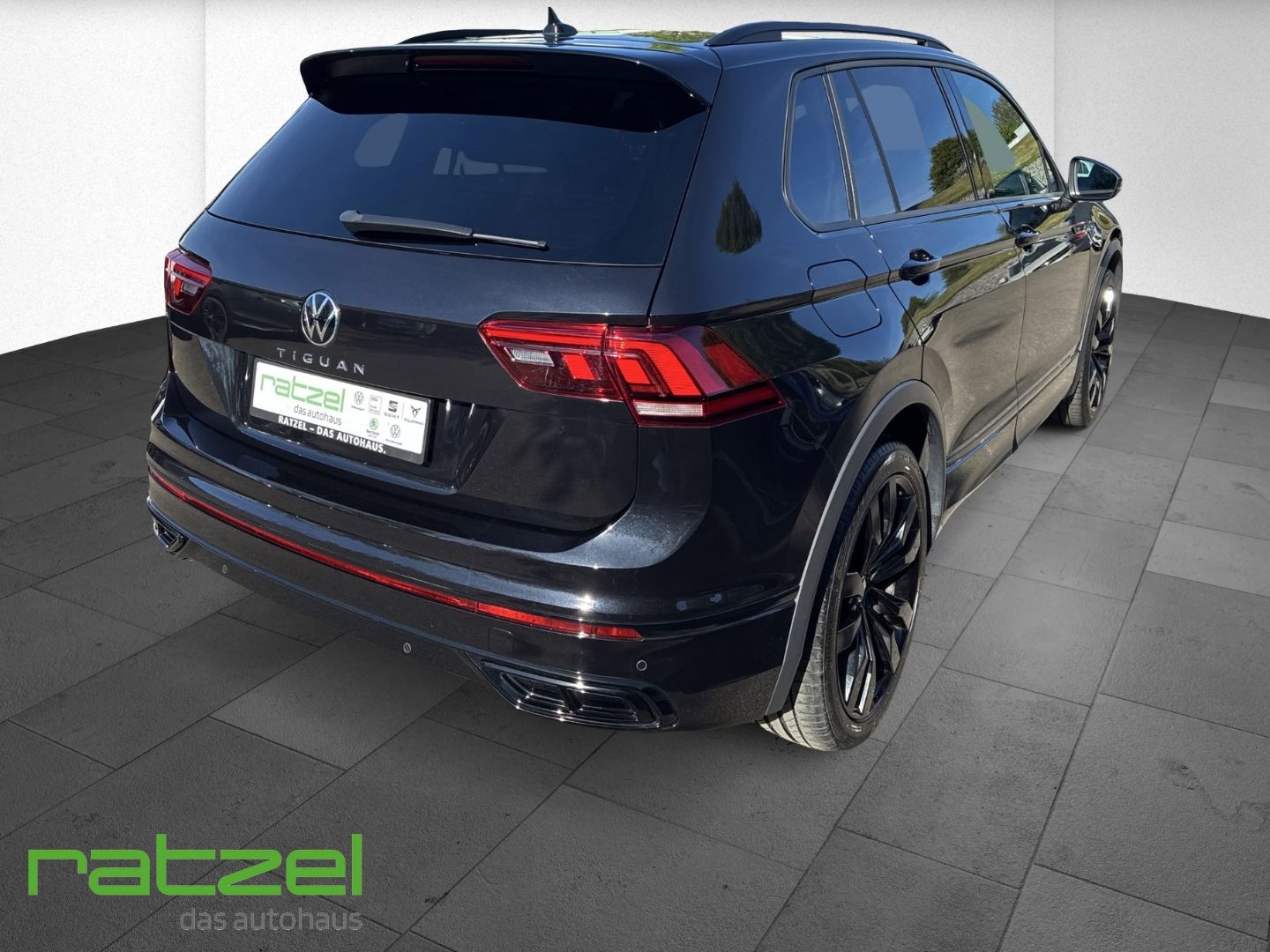 Fahrzeugabbildung Volkswagen Tiguan R-Line 1.5 TSI DSG Sportpaket AHK-klappba