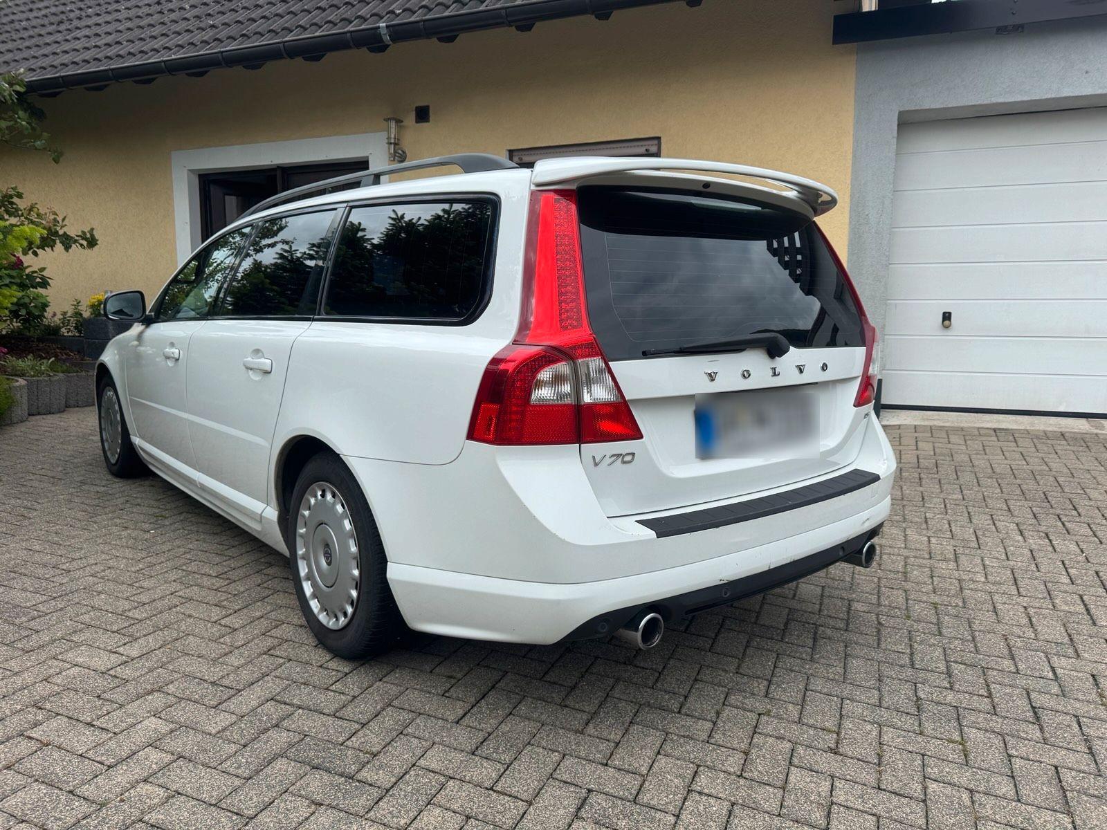 Volvo V70 2010 — rear view