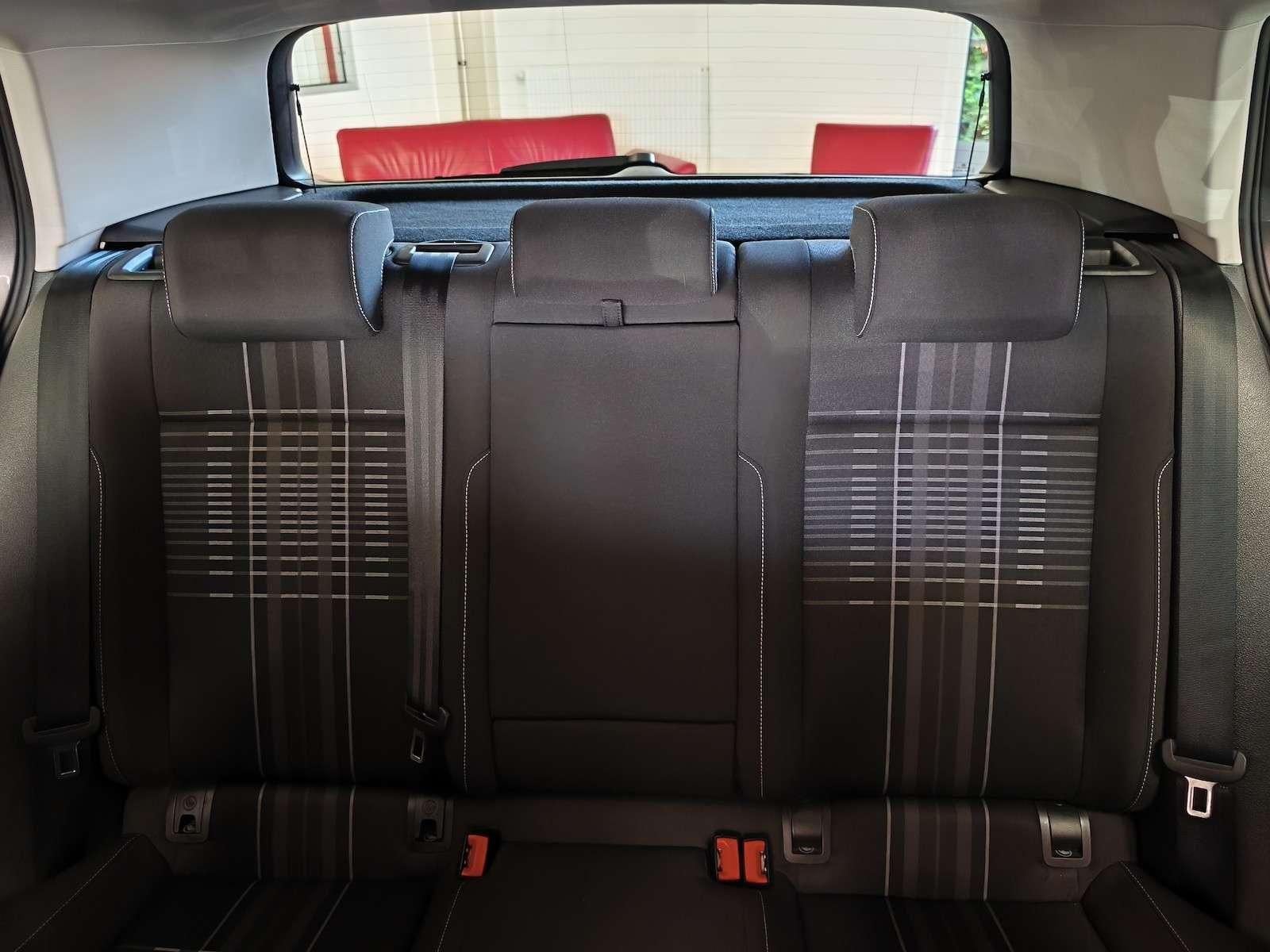 Fahrzeugabbildung Volkswagen Golf Lounge 1.4 /Bi-Xenon/Navi/Tempo/Ahk 110 ...