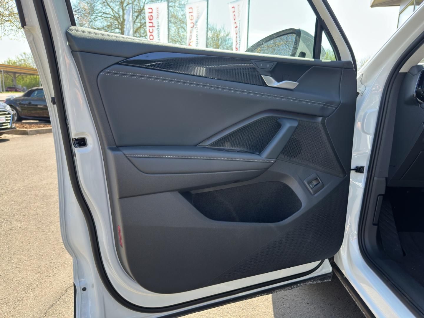 Fahrzeugabbildung Volkswagen Tiguan 1.5 eTSI W Life AHK,HUD,Kamera,LED,Matrix