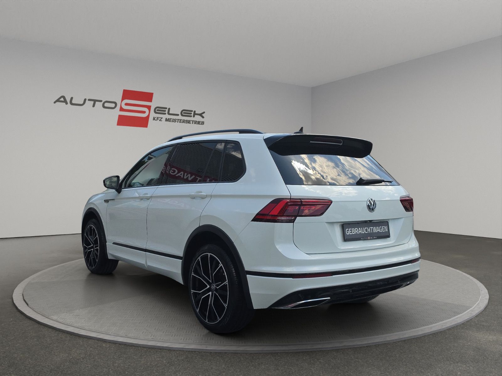 Fahrzeugabbildung Volkswagen Tiguan  R-LINE HiGHLiNE  4MOTION PANORAMA DACH