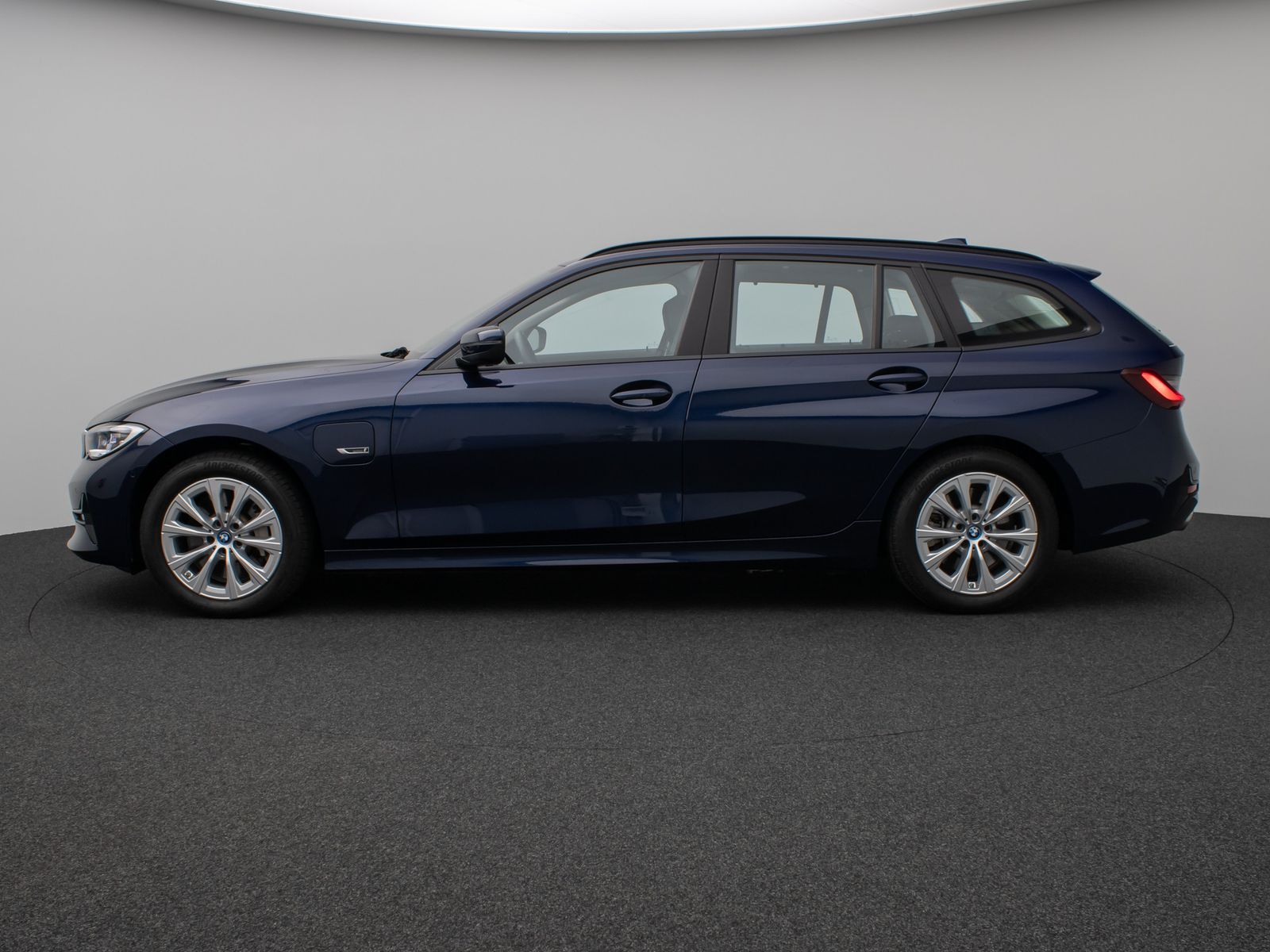 Fahrzeugabbildung BMW 330e Laser HUD DAB PDC Stop&Go Komfort Alarm