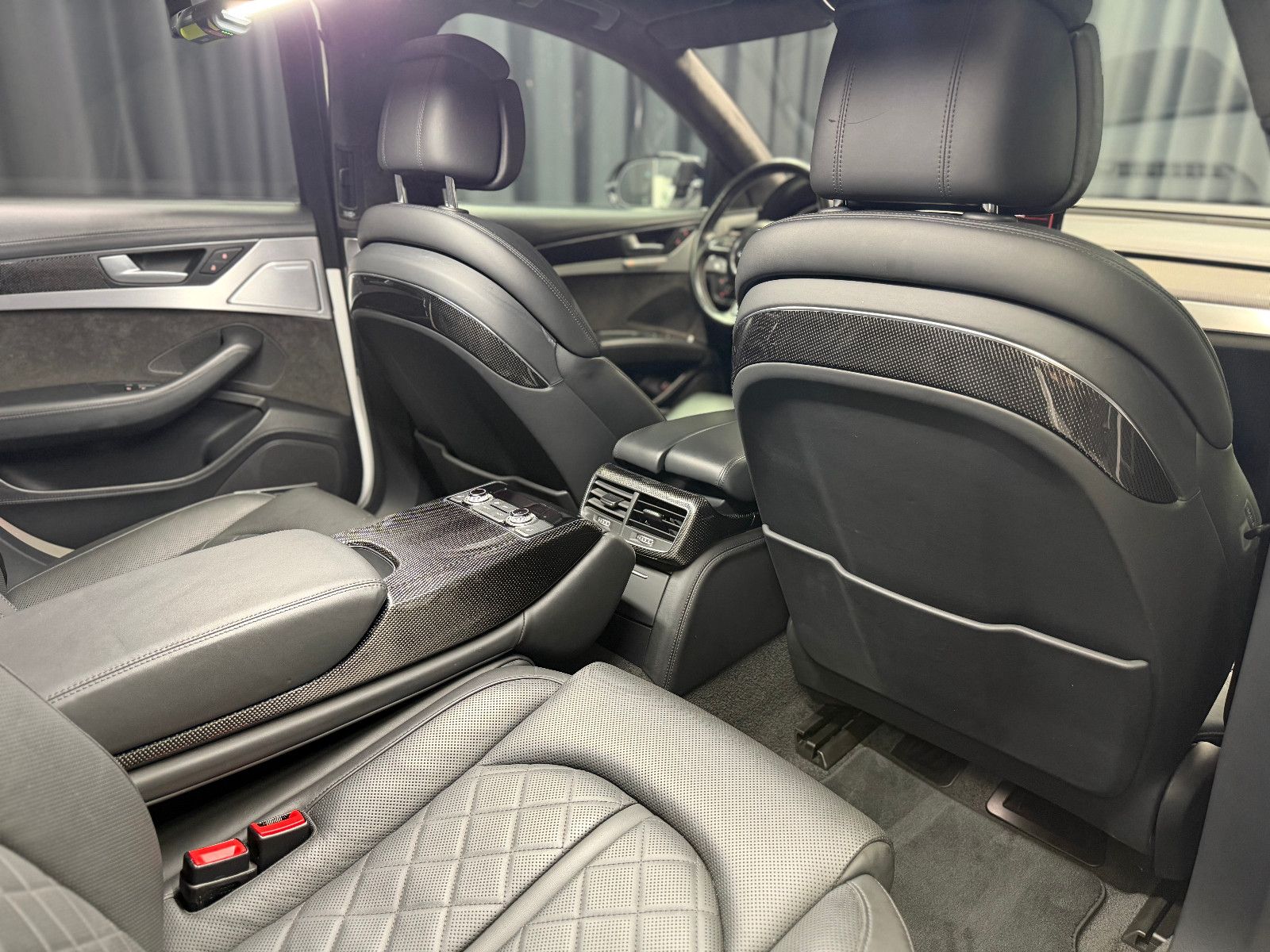 Fahrzeugabbildung Audi S8 4.0 TFSI quattro plus |KERAMIK|CARBON|MASSAGE