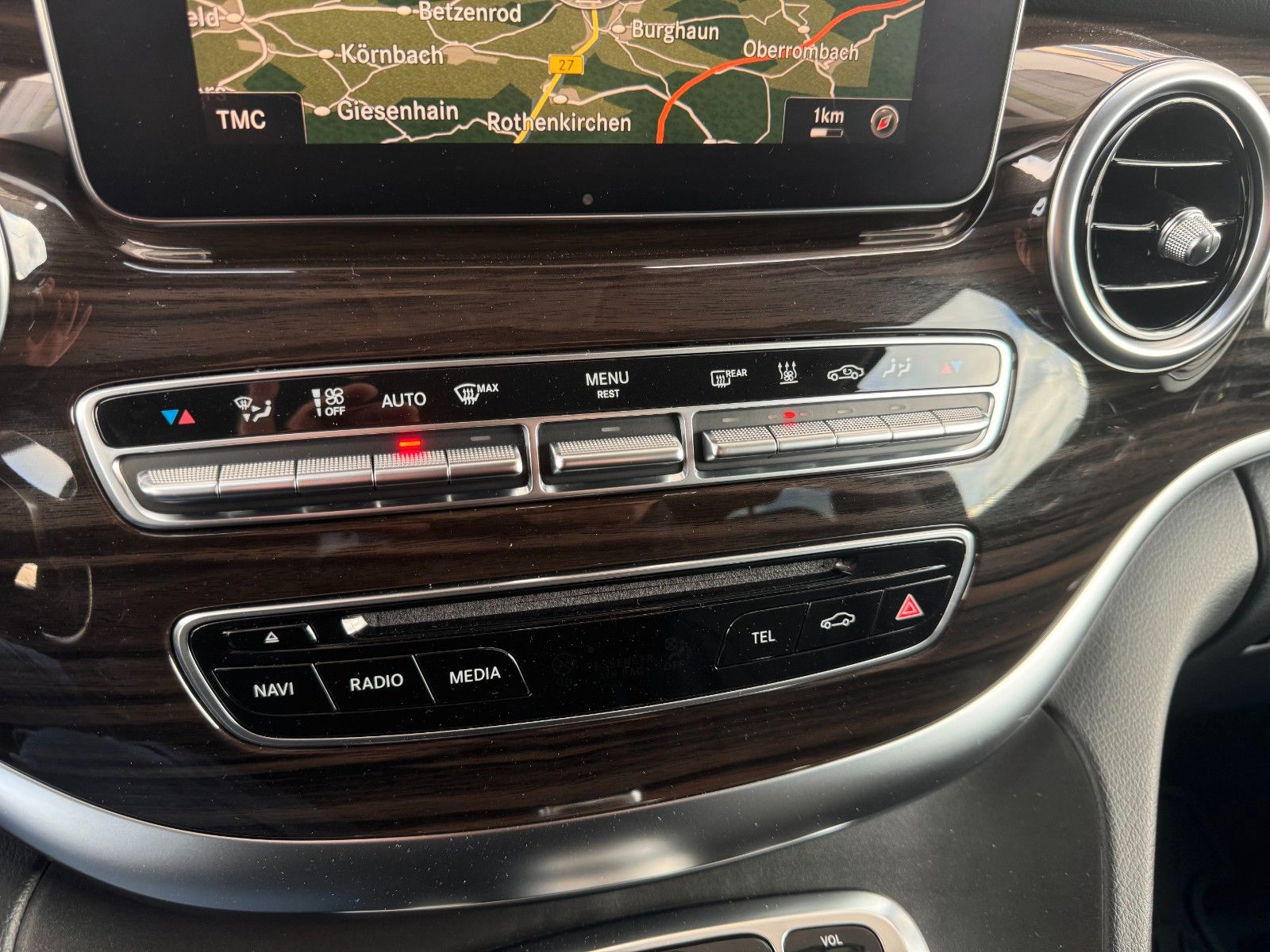 Fahrzeugabbildung Mercedes-Benz V 250 d 4MATIC AVA ED Tisch AHK2,5to DISTRONIC