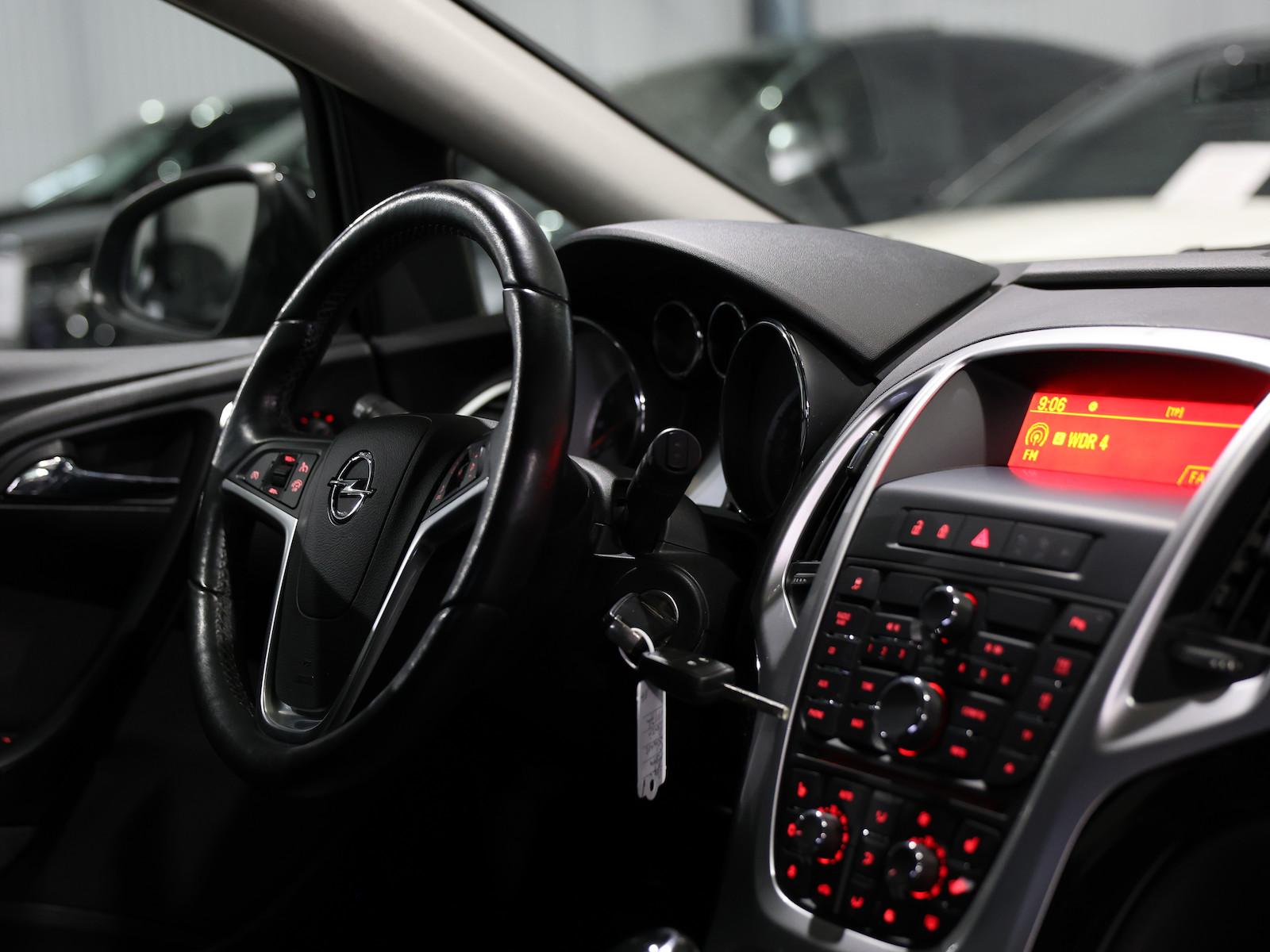 Opel Astra J 1.6 STYLE / LEDER / TEMPOMAT / PDC / SHZ