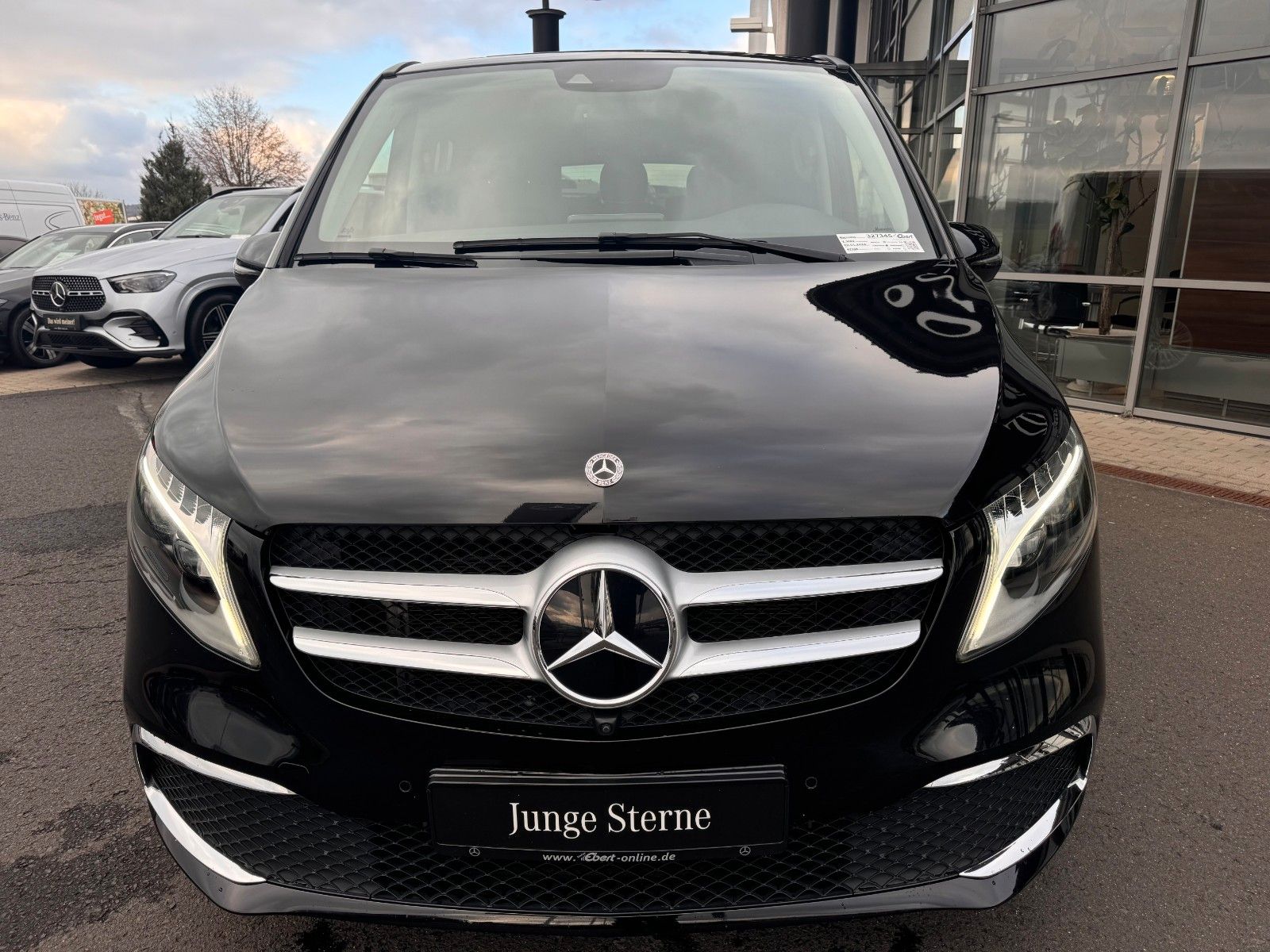 Fahrzeugabbildung Mercedes-Benz V 300 d AVA Extralang 4MATIC AHK Stdh DISTRONIC