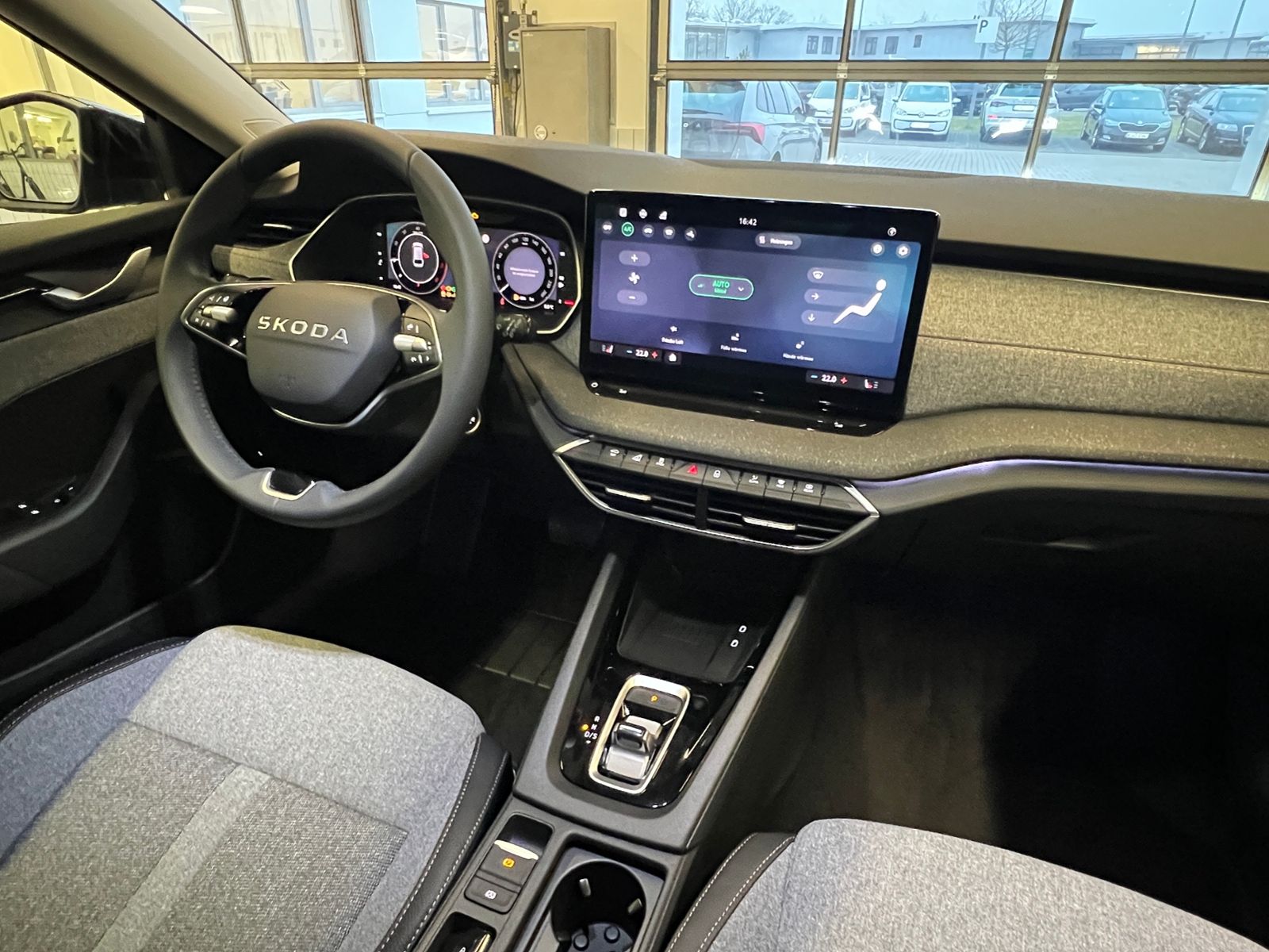 Fahrzeugabbildung SKODA Octavia Combi TOUR 2.0 TDI DSG *AHK, Travel Assi