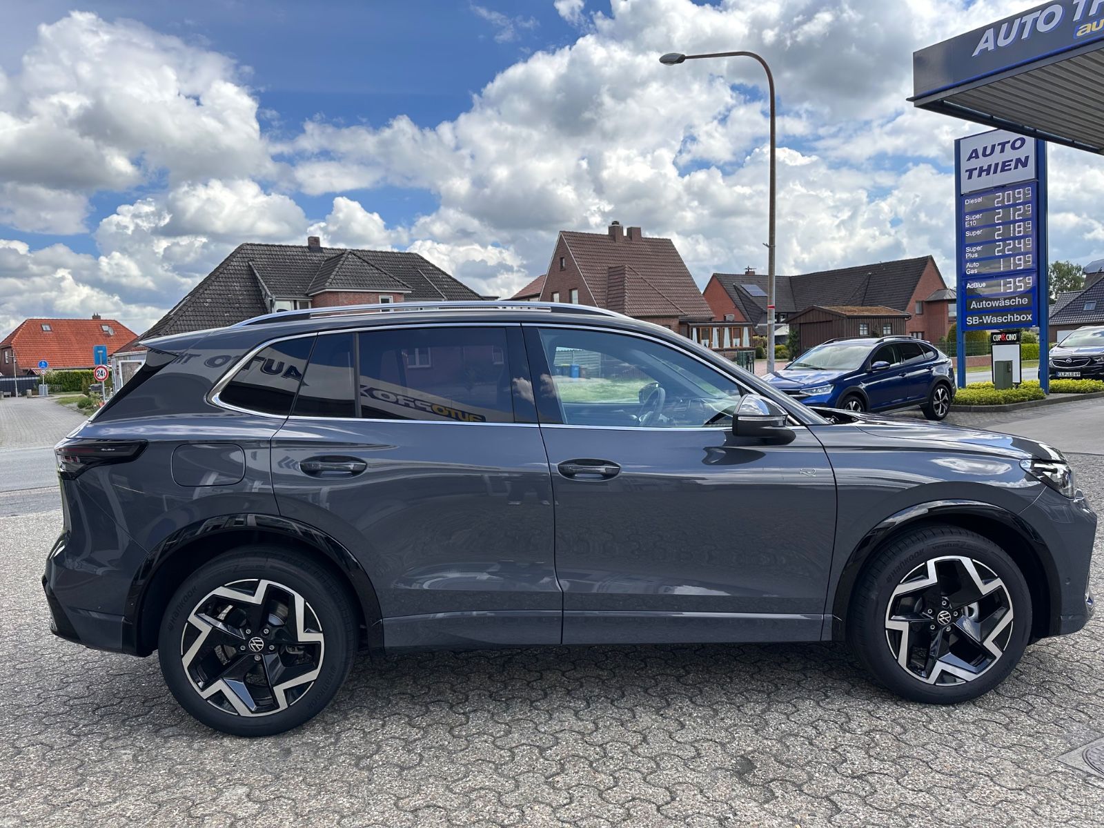 Fahrzeugabbildung Volkswagen Tiguan 1.5 eTSI R-Line DSG AHK/Navi/APP/LED/SHZG