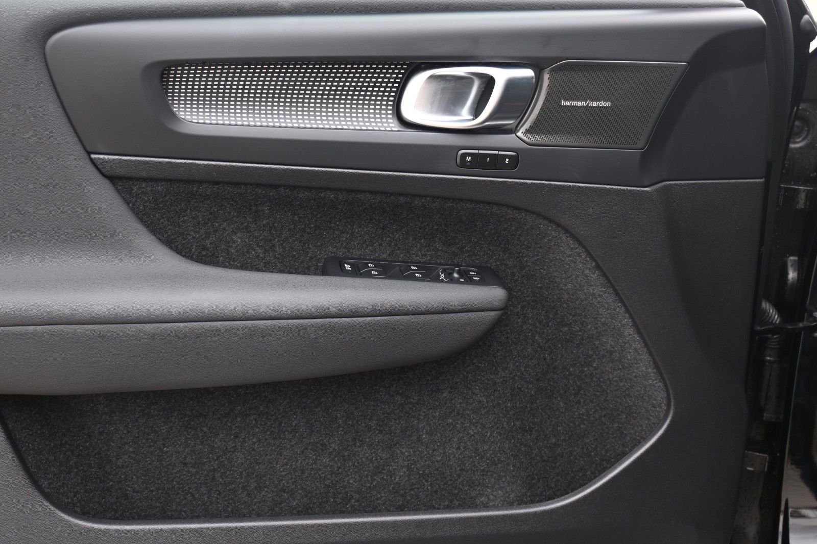 Fahrzeugabbildung Volvo XC40 B4 Ultimate Dark*PANO*STHZ*H&K*360*20"