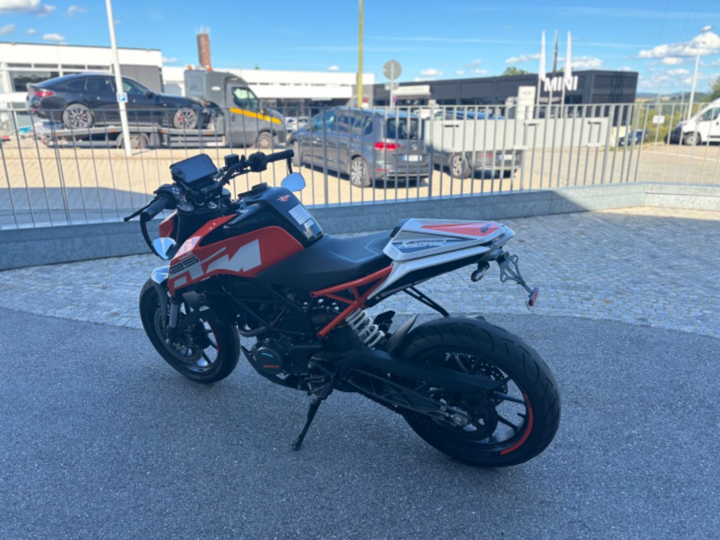 Fahrzeugabbildung KTM 125 Duke, Sportausp, Kurzer KZH, Lenkerendspiege