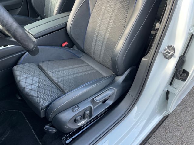 Fahrzeugabbildung Volkswagen Passat Variant 2.0 TDI DSG R-Line AHK NAV HARMAN