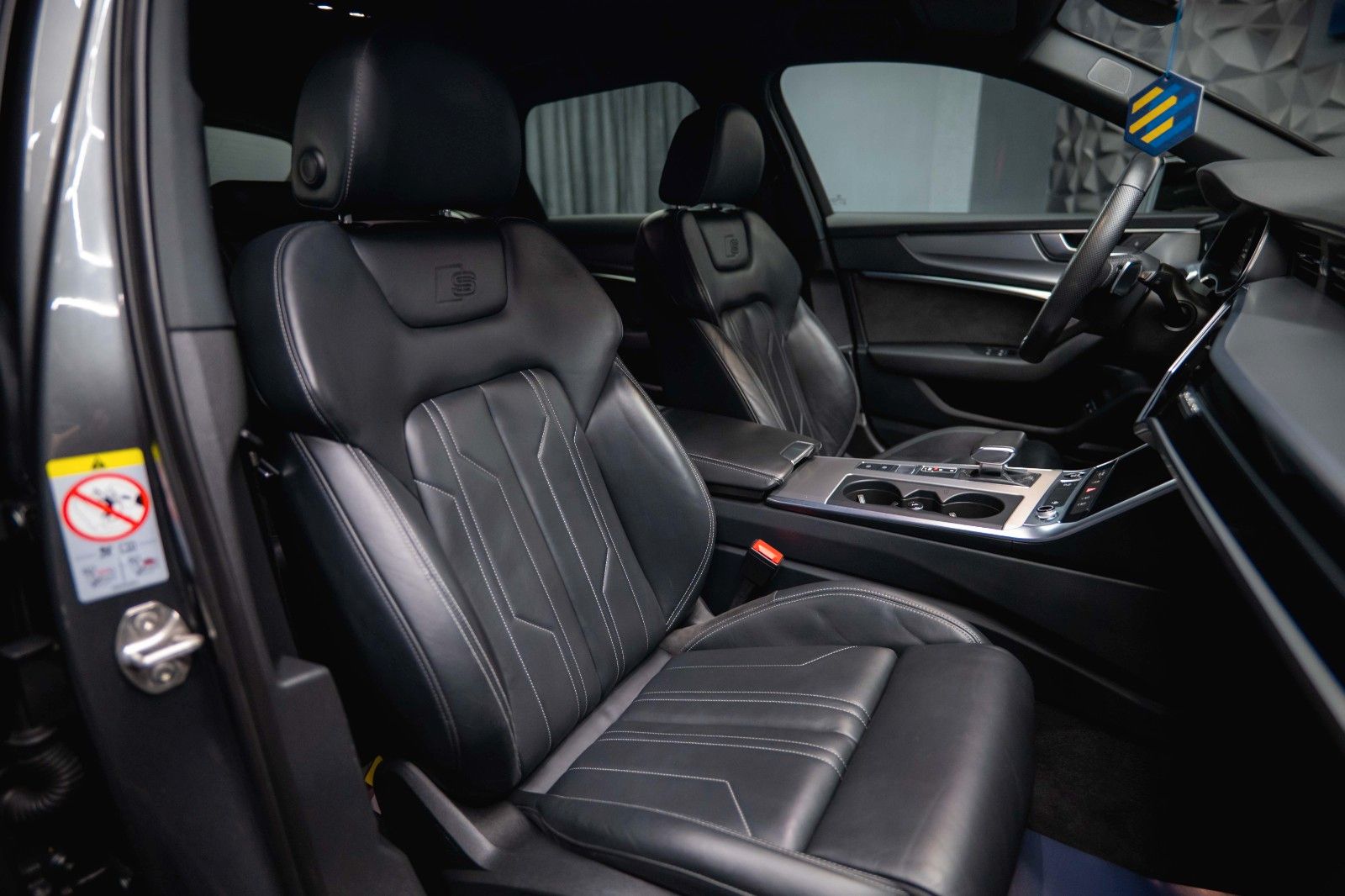 Fahrzeugabbildung Audi A6 Avant 55 TFSIe quattro S-Line Sport *LED*B&O*