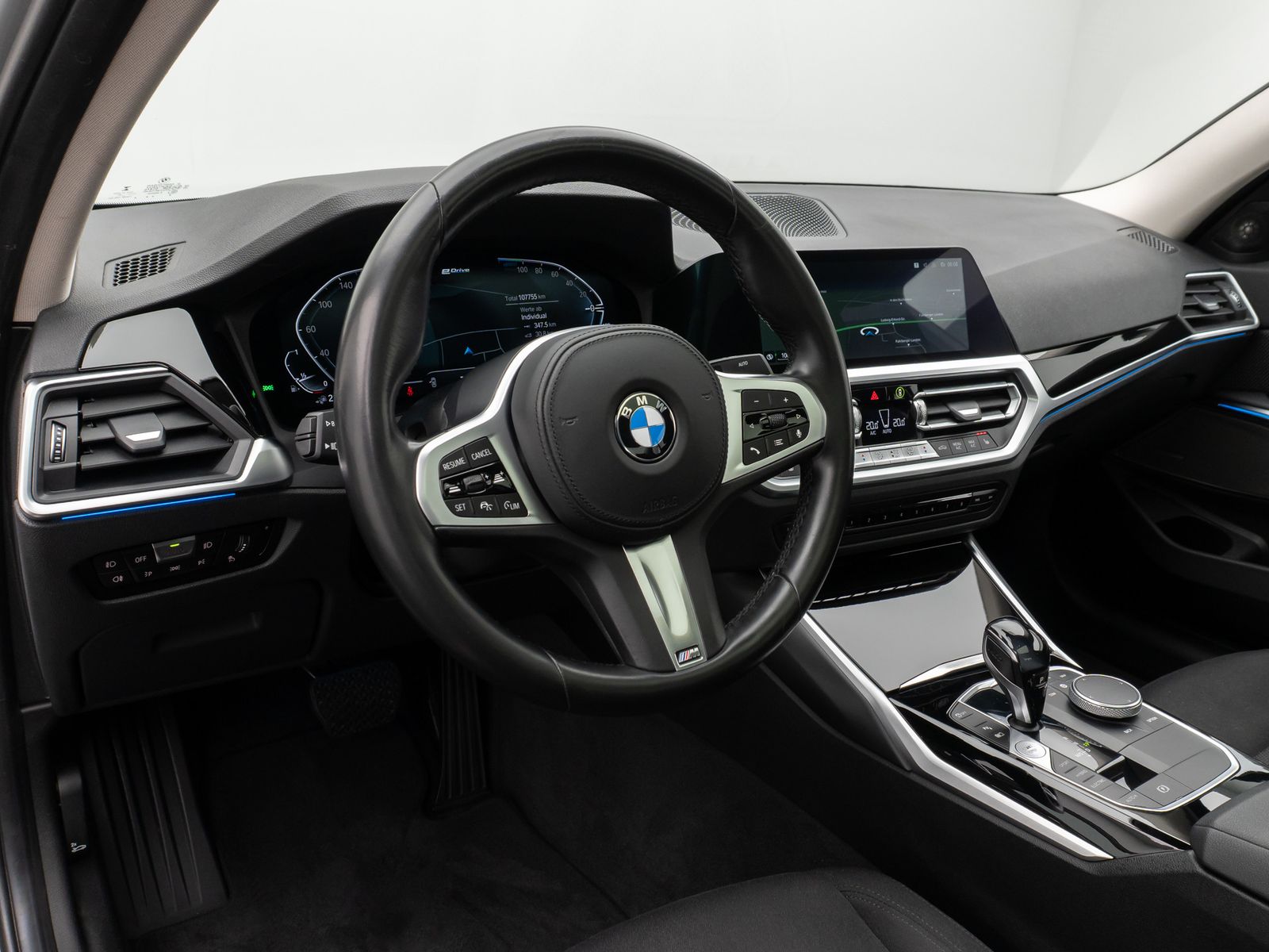 Fahrzeugabbildung BMW 330e  Laser Glasdach HUD H/K Stop&Go AHK Komfort