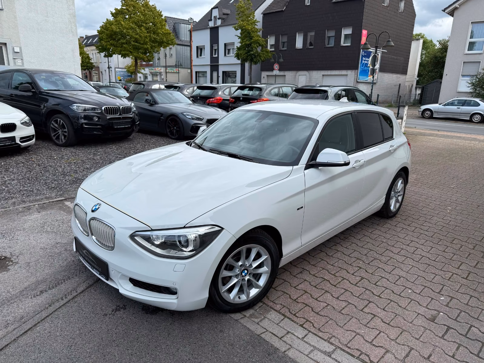 BMW 118 i Automatik*2.Hand*BiXenon*Navi*Kamera*AHK